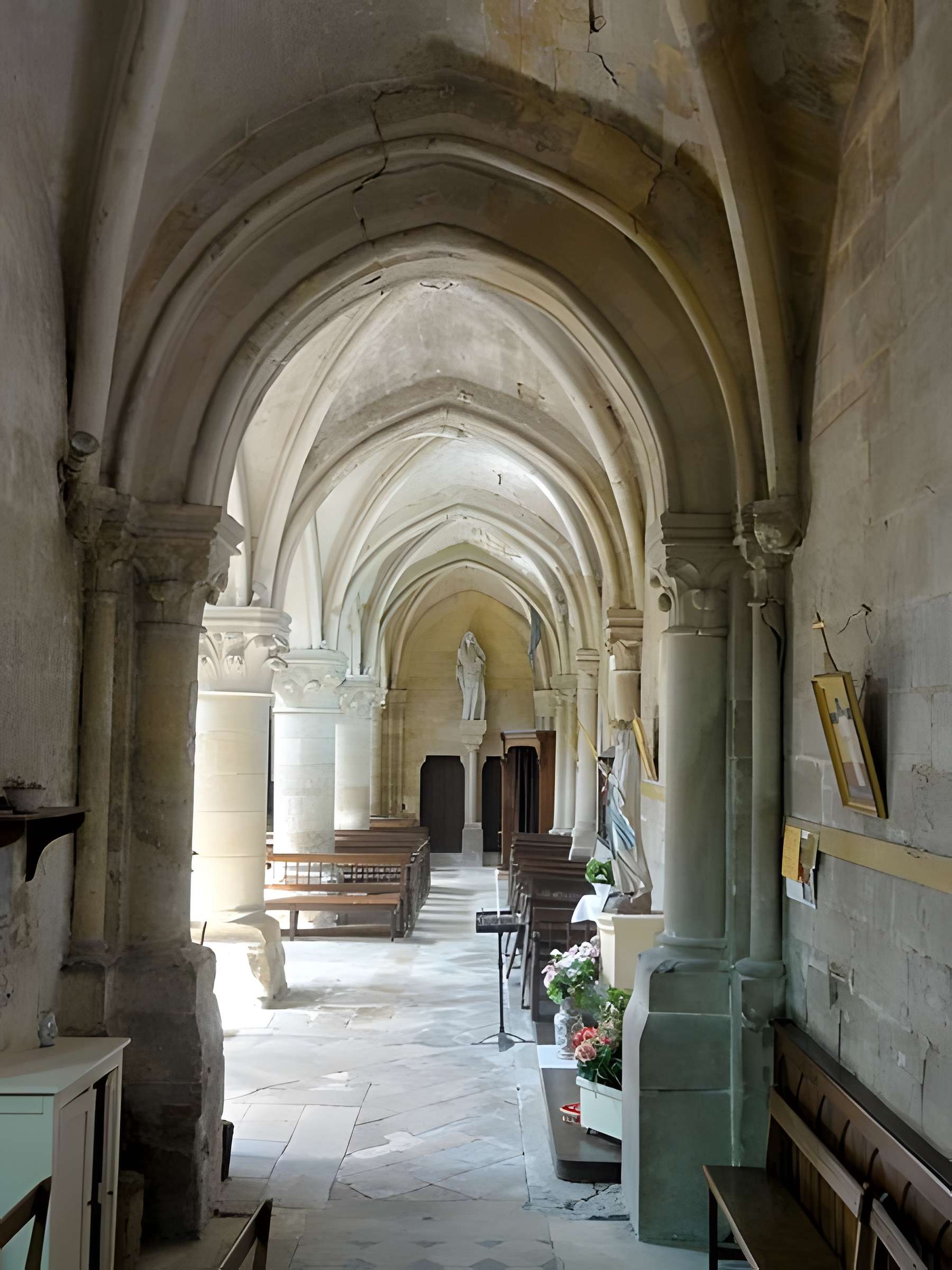 Église Saint-Symphorien de Nesles-la-Vallée et croix
