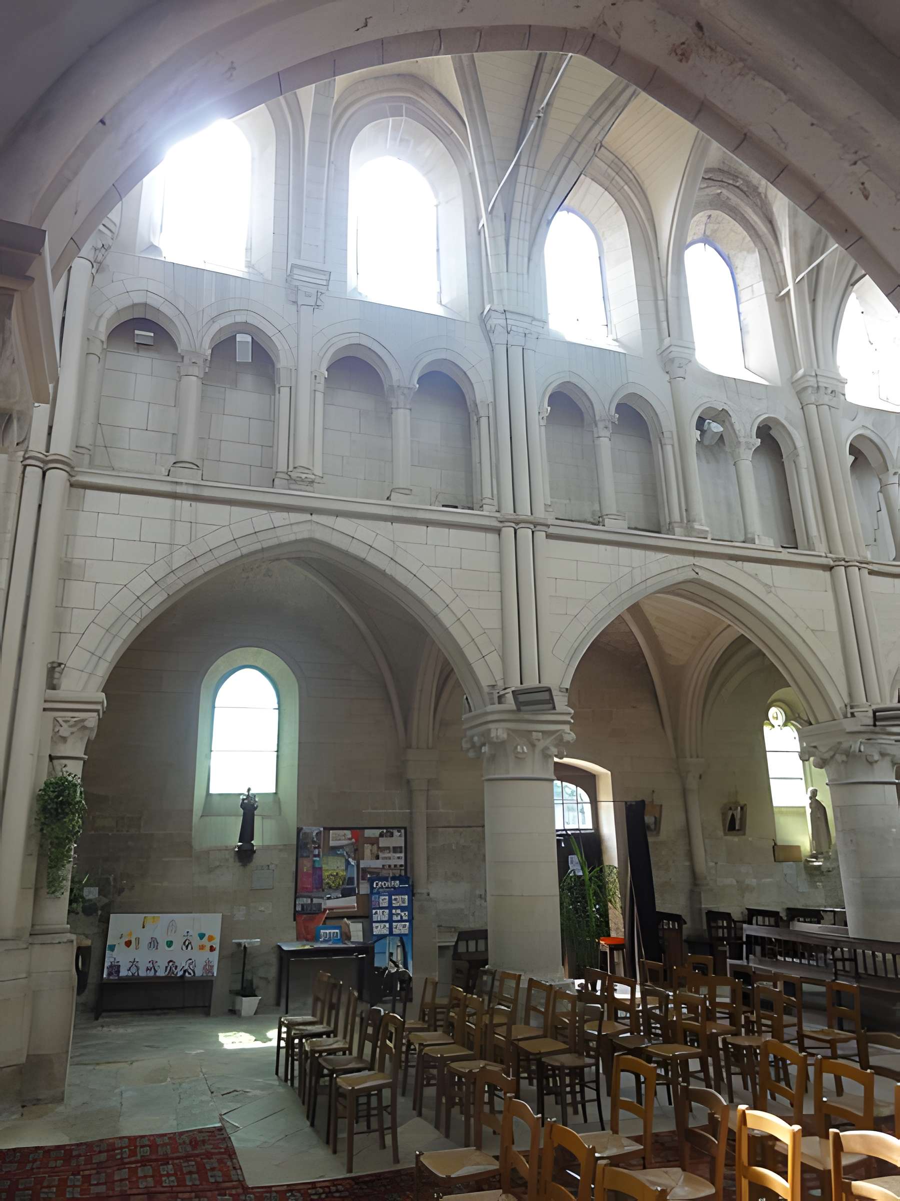 Église Saint-Symphorien de Nesles-la-Vallée et croix