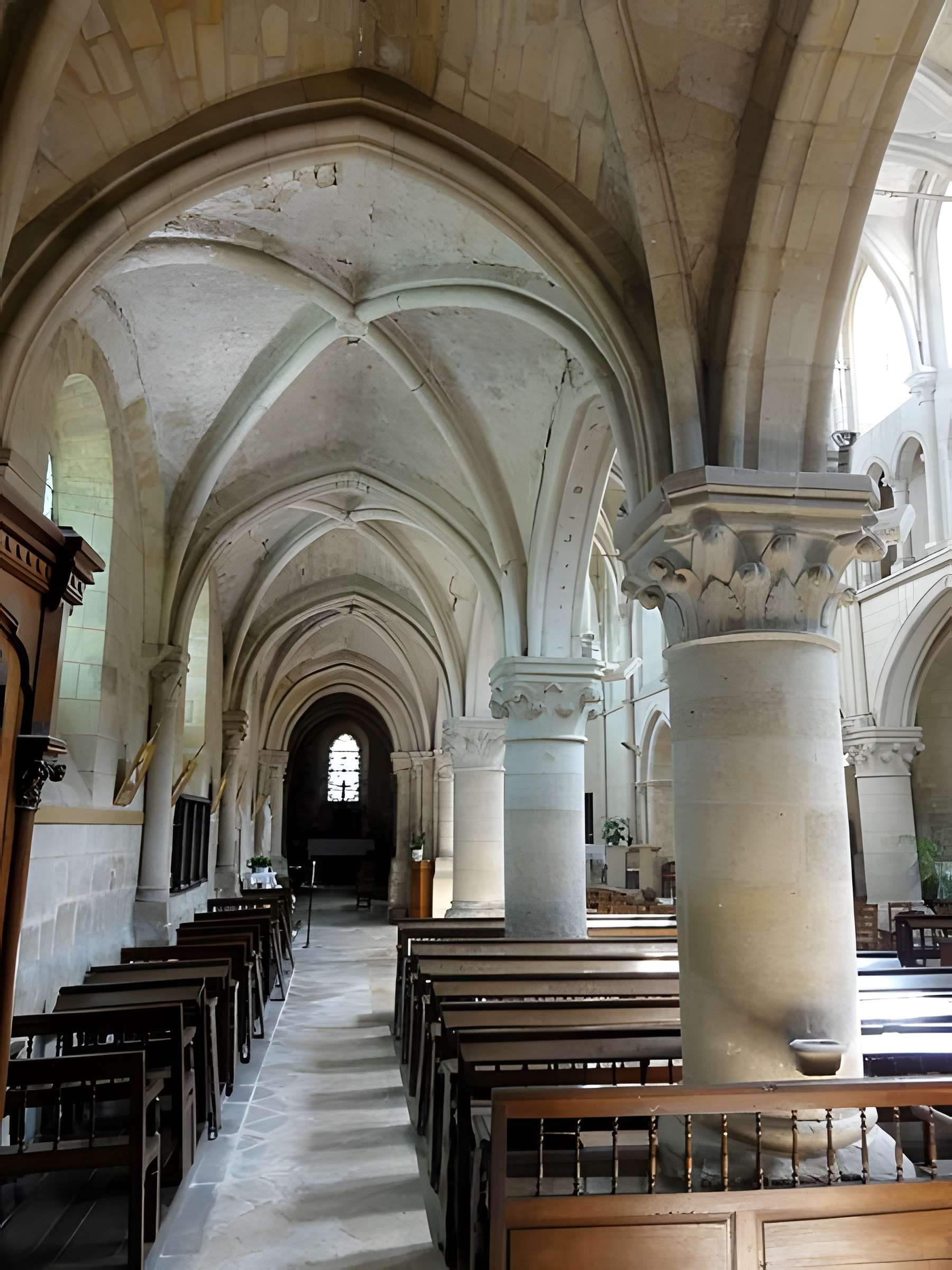 Église Saint-Symphorien de Nesles-la-Vallée et croix
