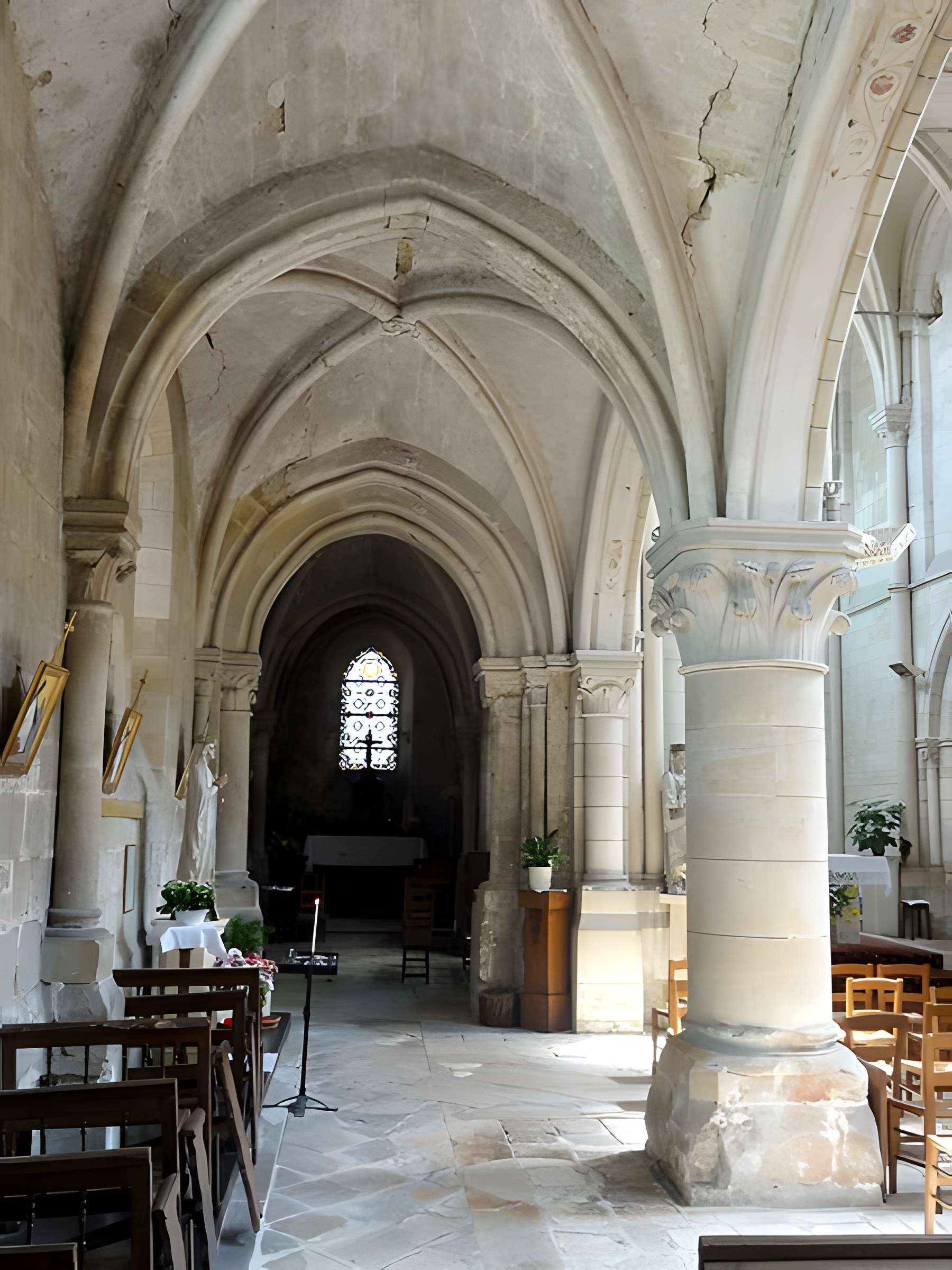 Église Saint-Symphorien de Nesles-la-Vallée et croix