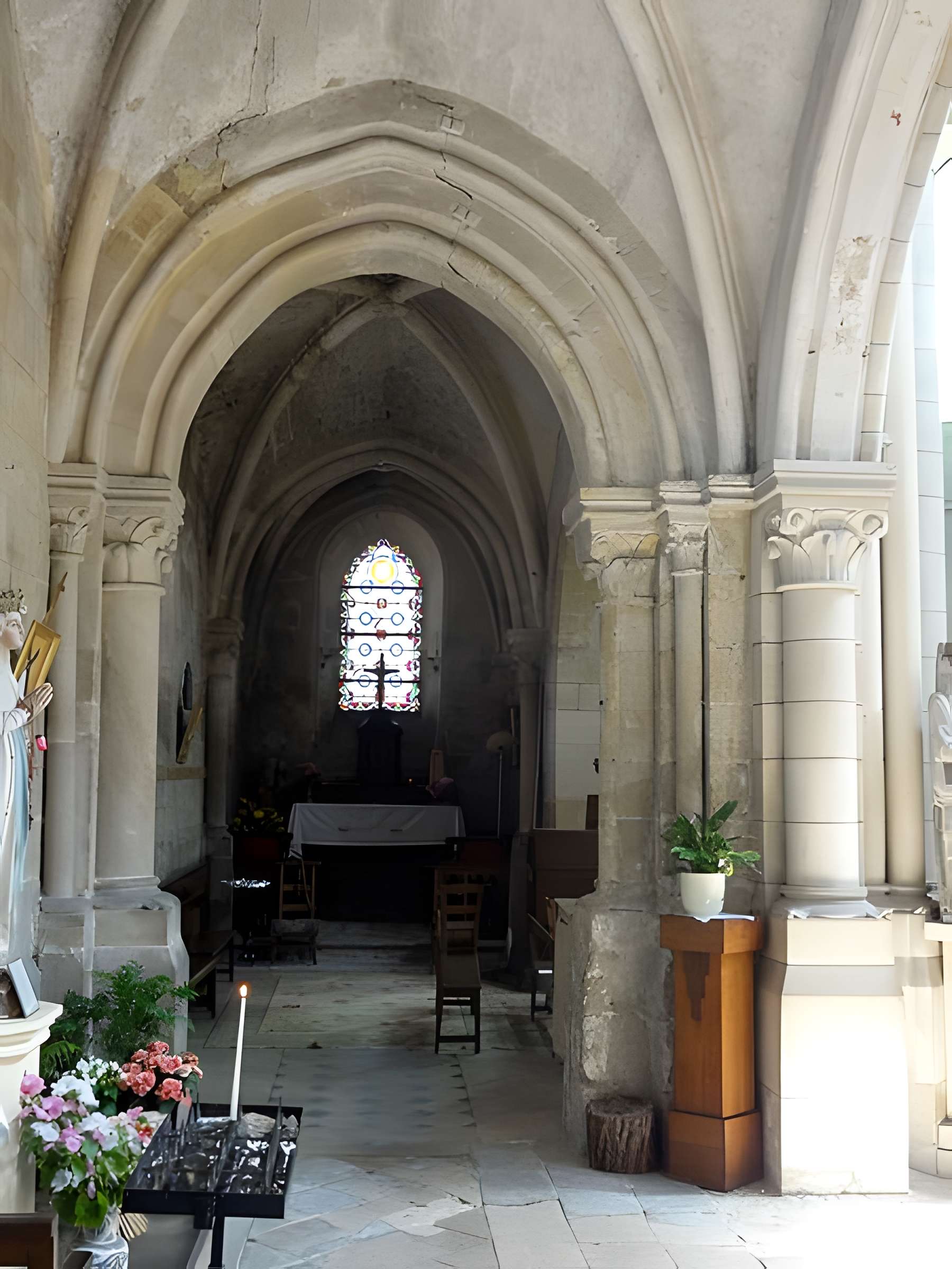 Église Saint-Symphorien de Nesles-la-Vallée et croix