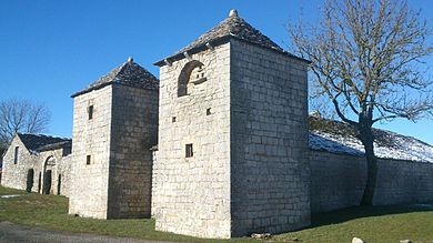 Photo de Ferme fortifiée des Brouzes à Saint-Georges-de-Luzençon