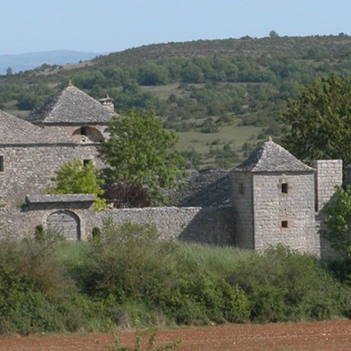 Photo de Ferme fortifiée des Brouzes à Saint-Georges-de-Luzençon