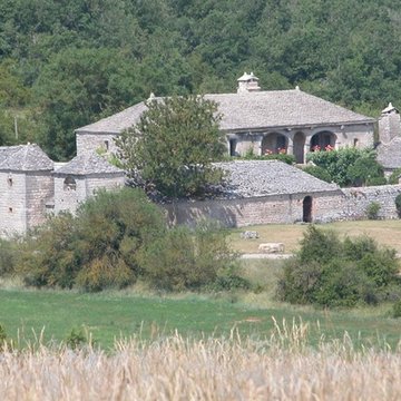 Ferme fortifiée des Brouzes à Saint-Georges-de-Luzençon