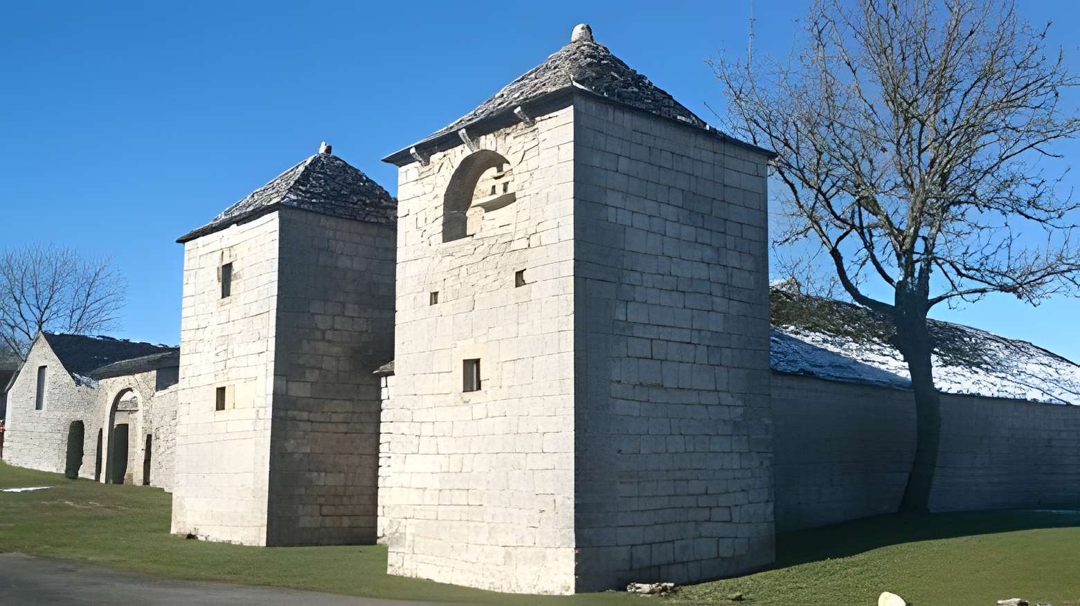 Ferme fortifiée des Brouzes à Saint-Georges-de-Luzençon 