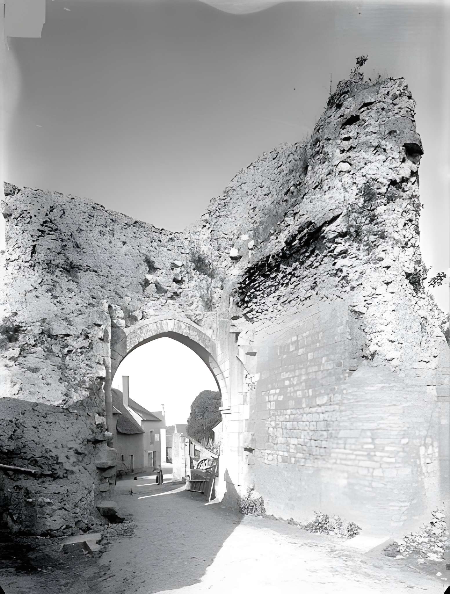 Château et enceinte (ruines)