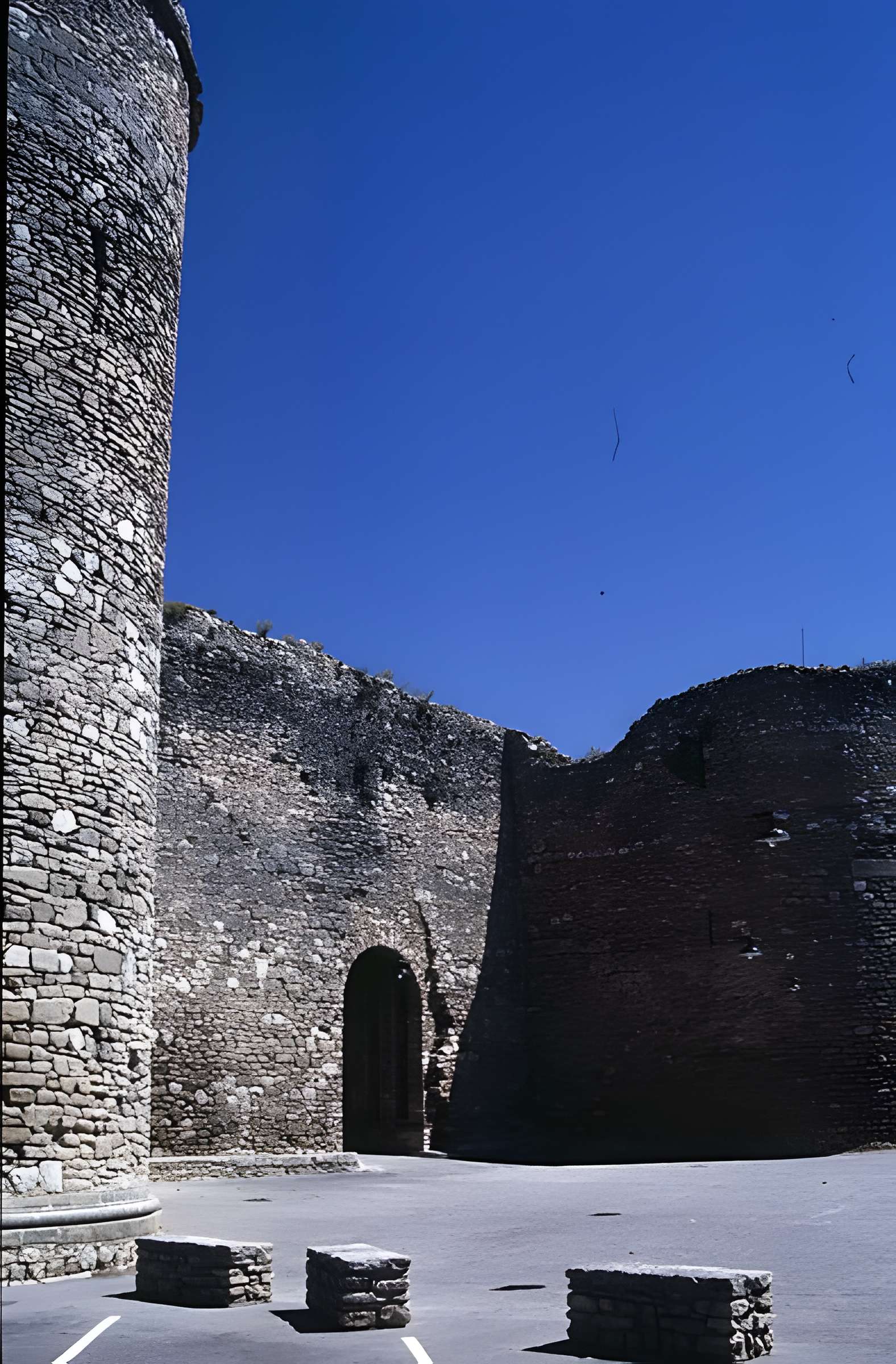 Enceinte romaine de Venasque