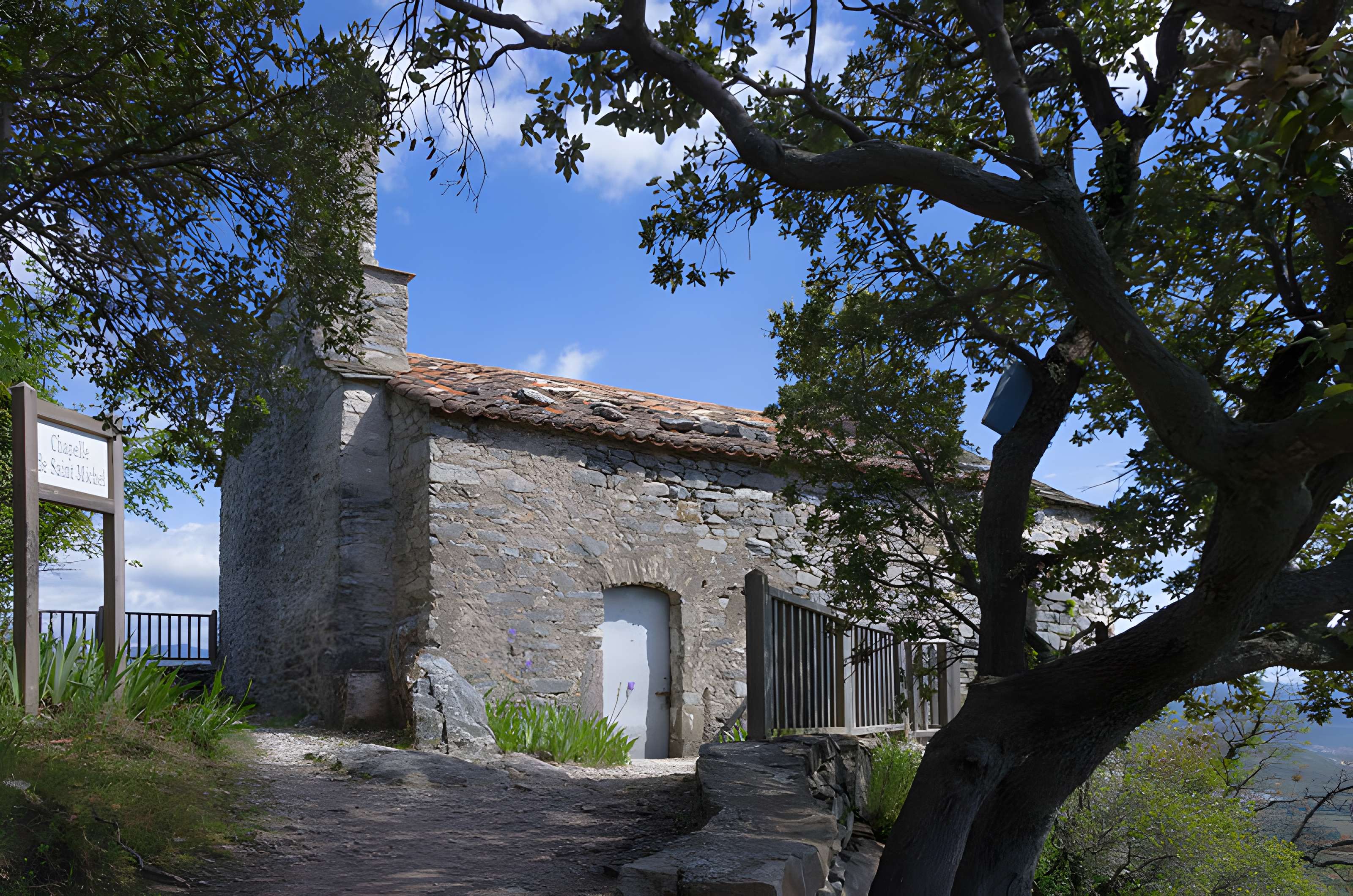 Ensemble castral dit castellas Saint-Michel de Mourcairol