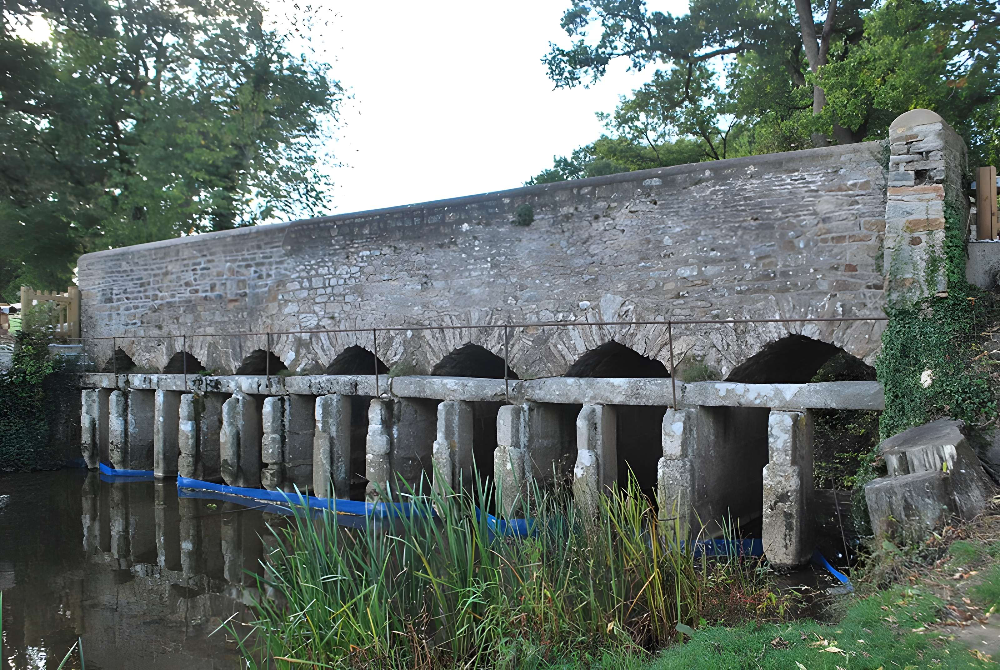 Ensemble fortifié de la chapelle et du pont de Chevré