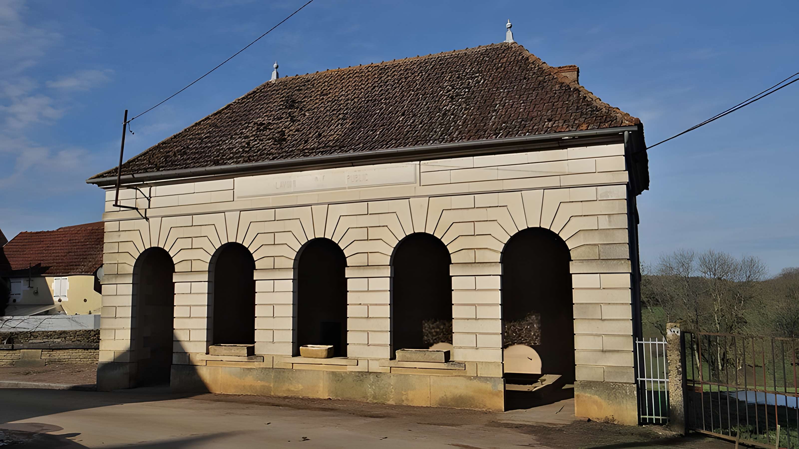 Fontaine abreuvoir lavoir de Santigny