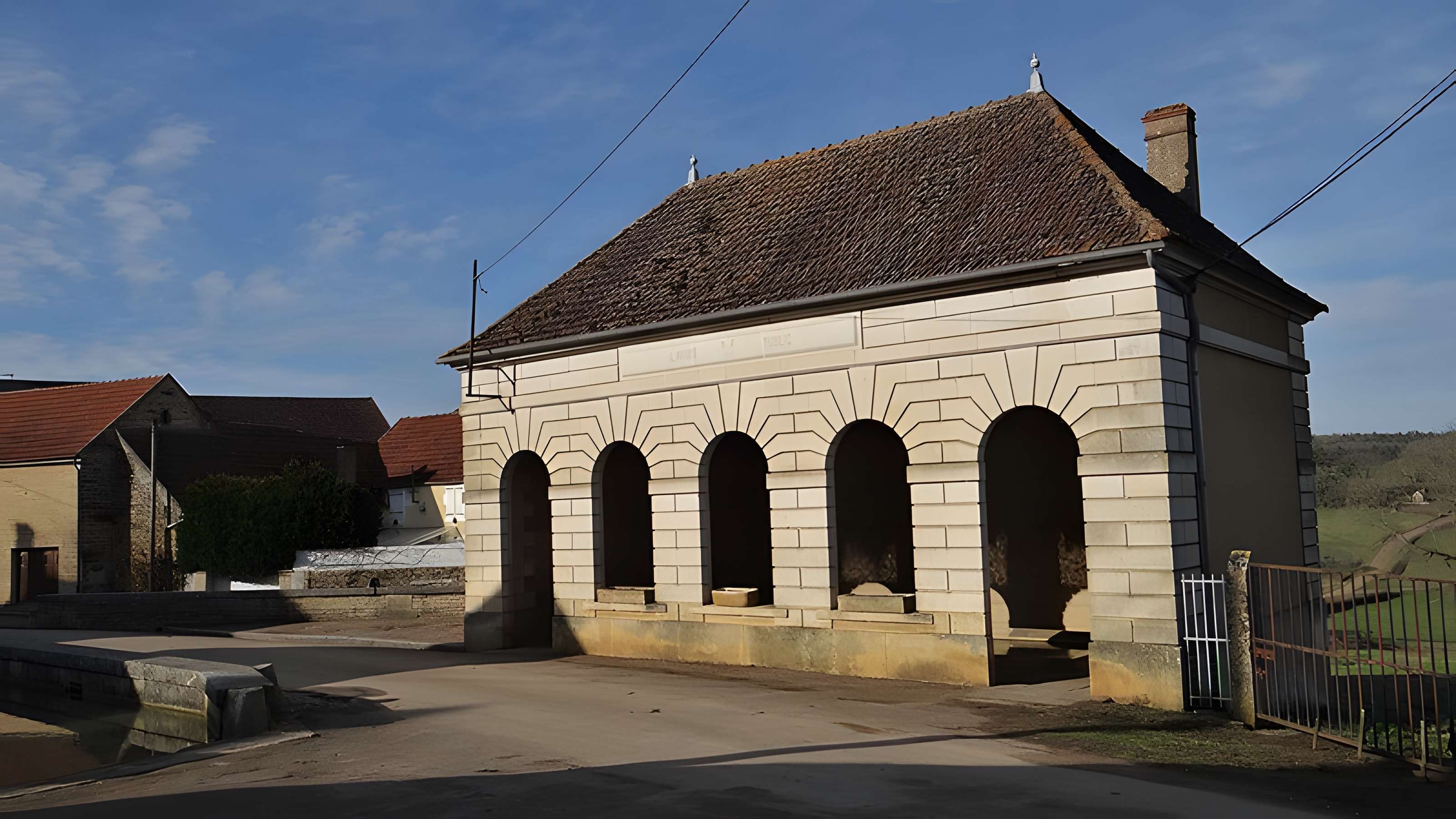 Fontaine abreuvoir lavoir de Santigny
