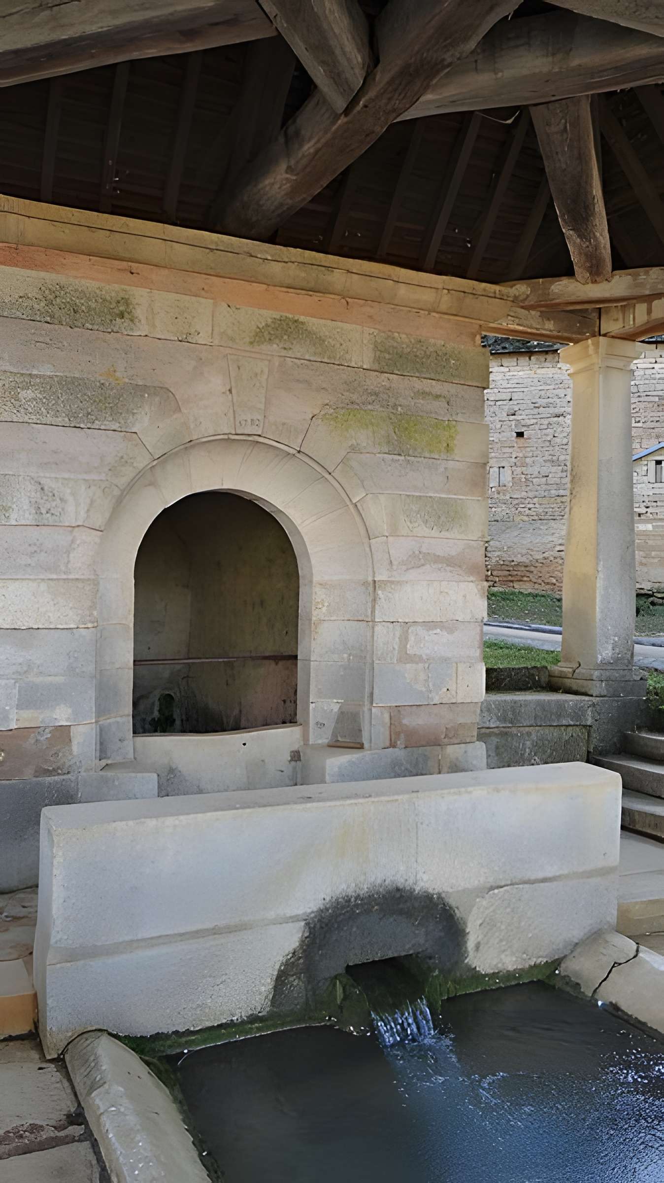 Fontaine abreuvoir lavoir de Santigny
