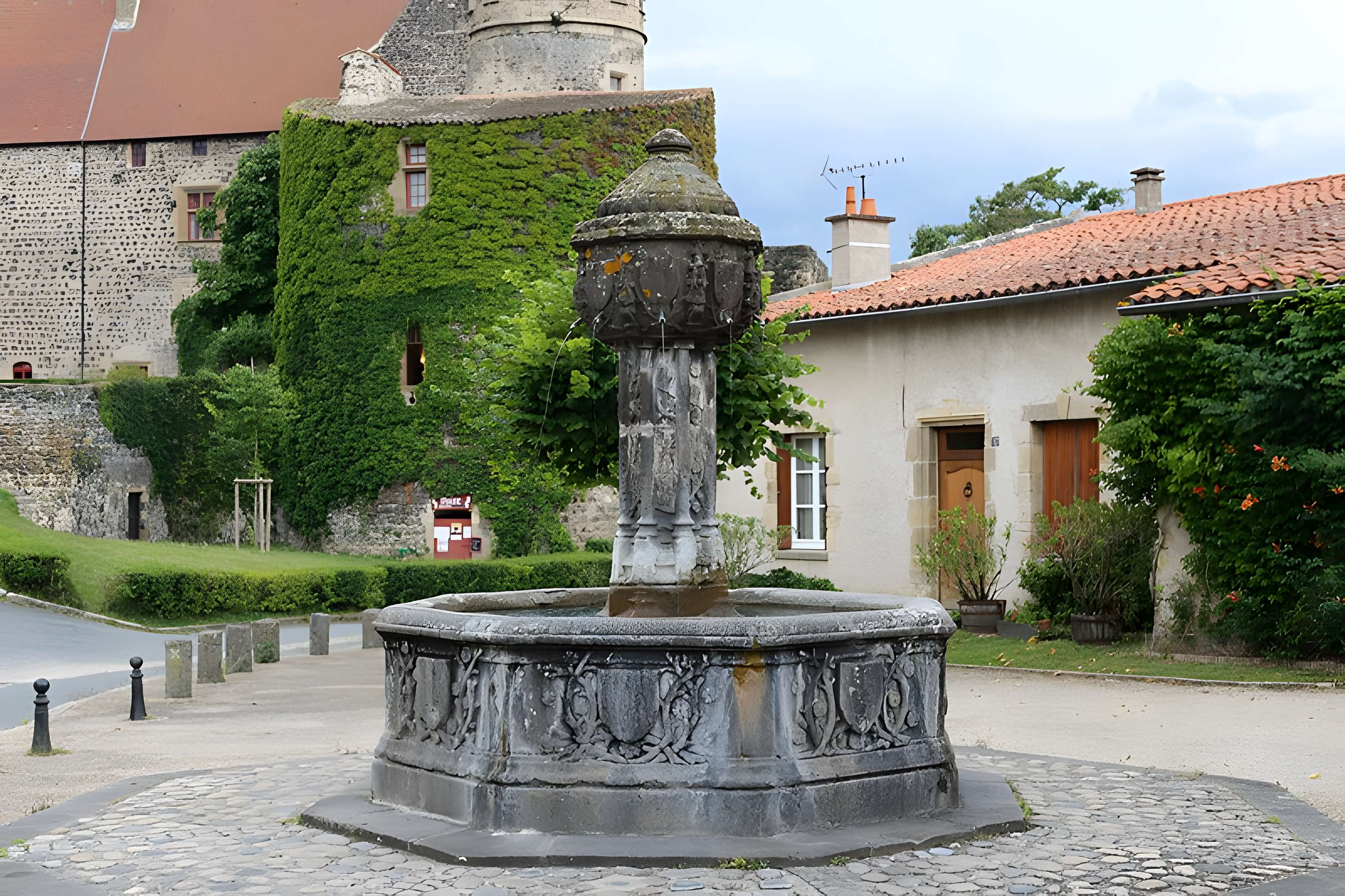 Fontaine de Saint-Saturnin
