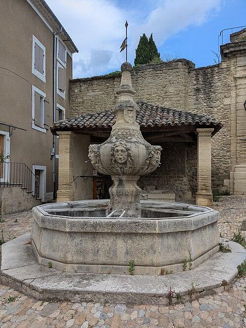 Fontaine de la Grand-Porte de Malemort-du-Comtat