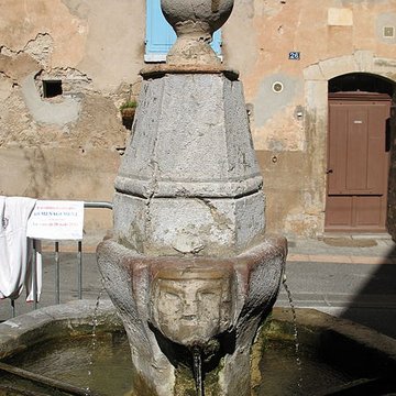 Fontaine de la rue de lAbreuvoir de Besse-sur-Issole
