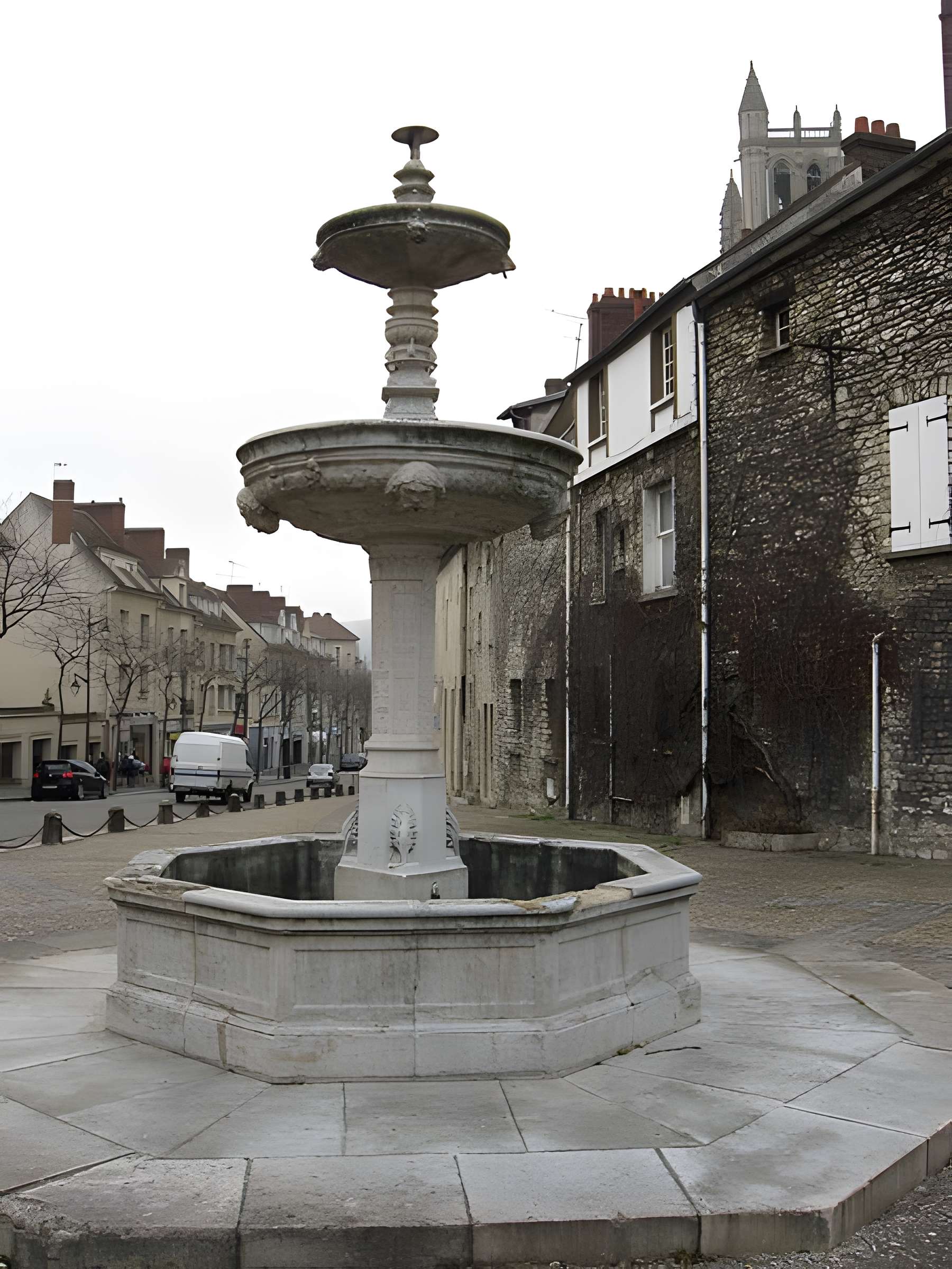 Fontaine de l'Hôtel-de-Ville de Mantes-la-Jolie 