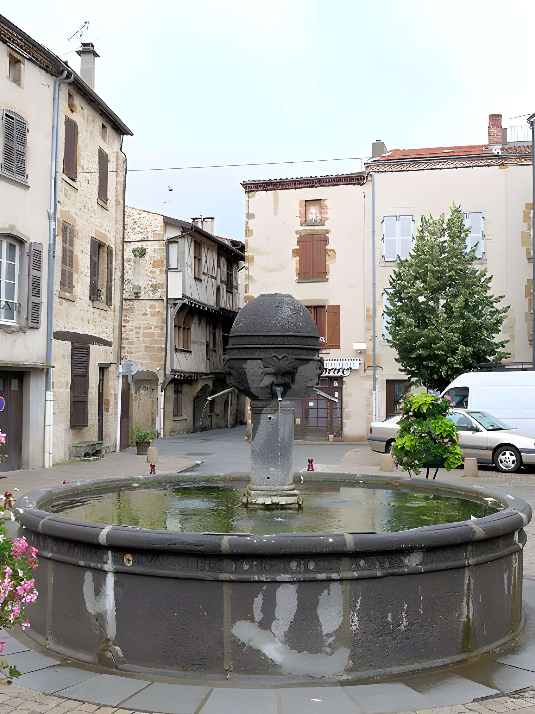Fontaine de Vic-le-Comte 