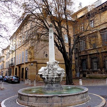 Fontaine des Quatre-Dauphins dAix-en-Provence