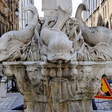 Fontaine des Quatre-Dauphins dAix-en-Provence