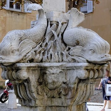 Fontaine des Quatre-Dauphins dAix-en-Provence