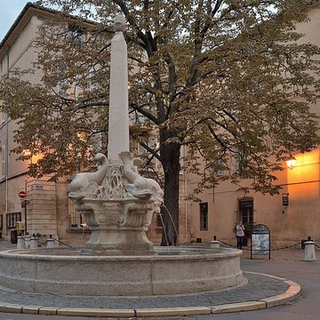 Fontaine des Quatre-Dauphins dAix-en-Provence