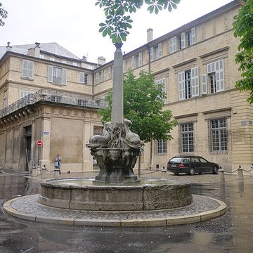 Fontaine des Quatre-Dauphins dAix-en-Provence