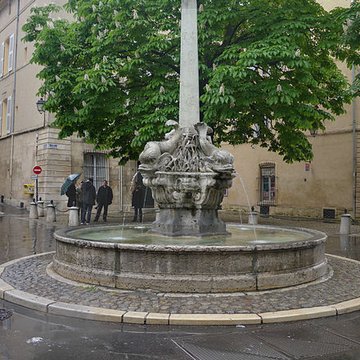 Fontaine des Quatre-Dauphins dAix-en-Provence