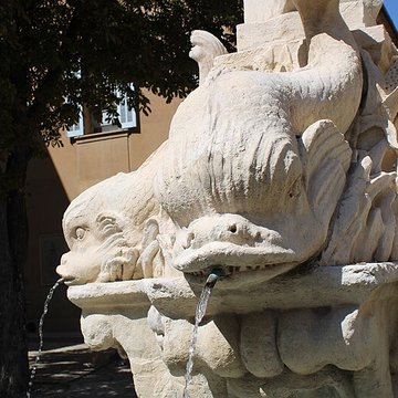 Fontaine des Quatre-Dauphins dAix-en-Provence