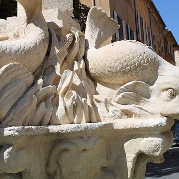 Fontaine des Quatre-Dauphins dAix-en-Provence