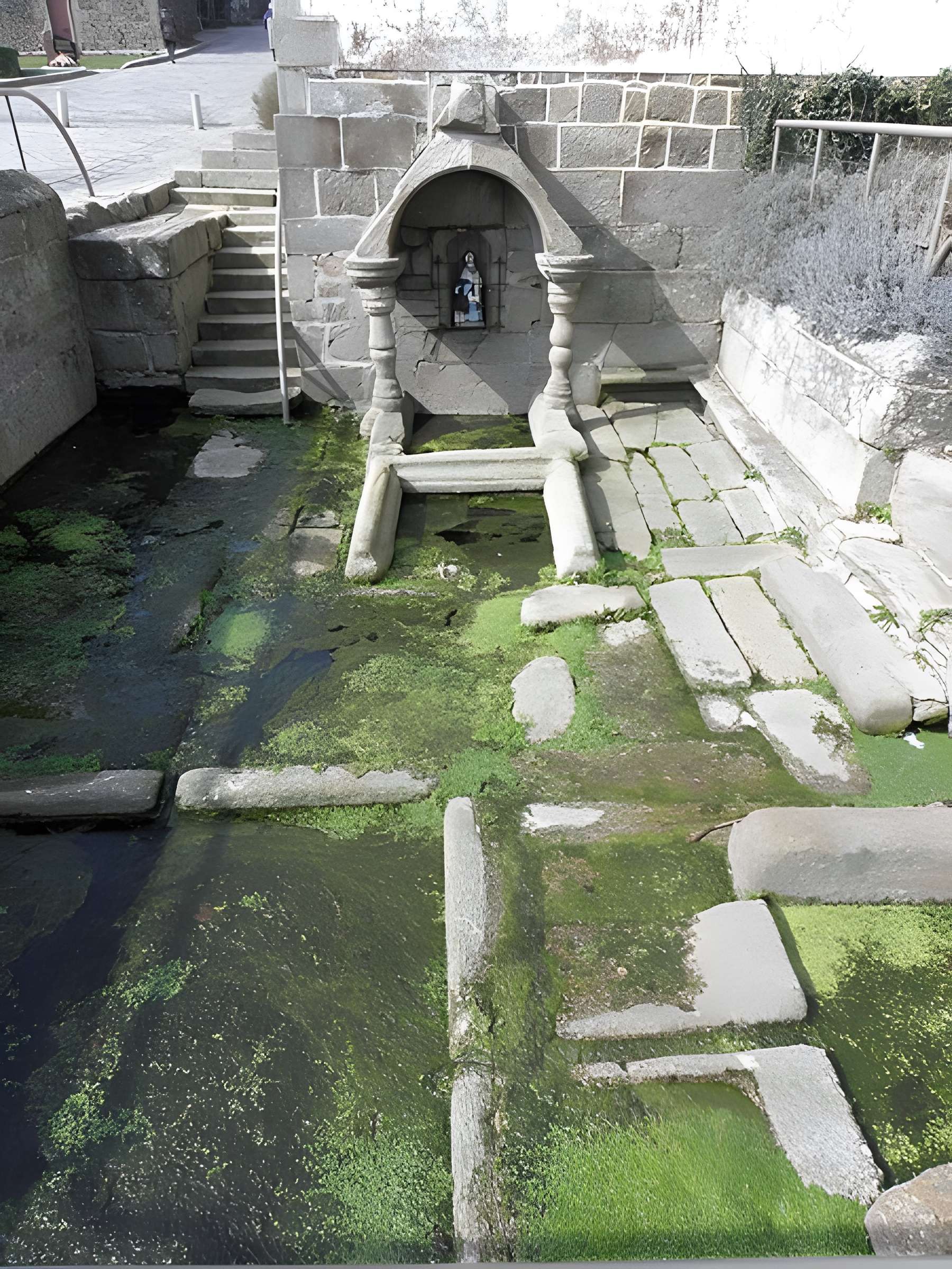 Fontaine du Douarit de Saint-Nicolas-du-Pélem