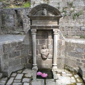 fontaine du xvie siecle de rostrenen