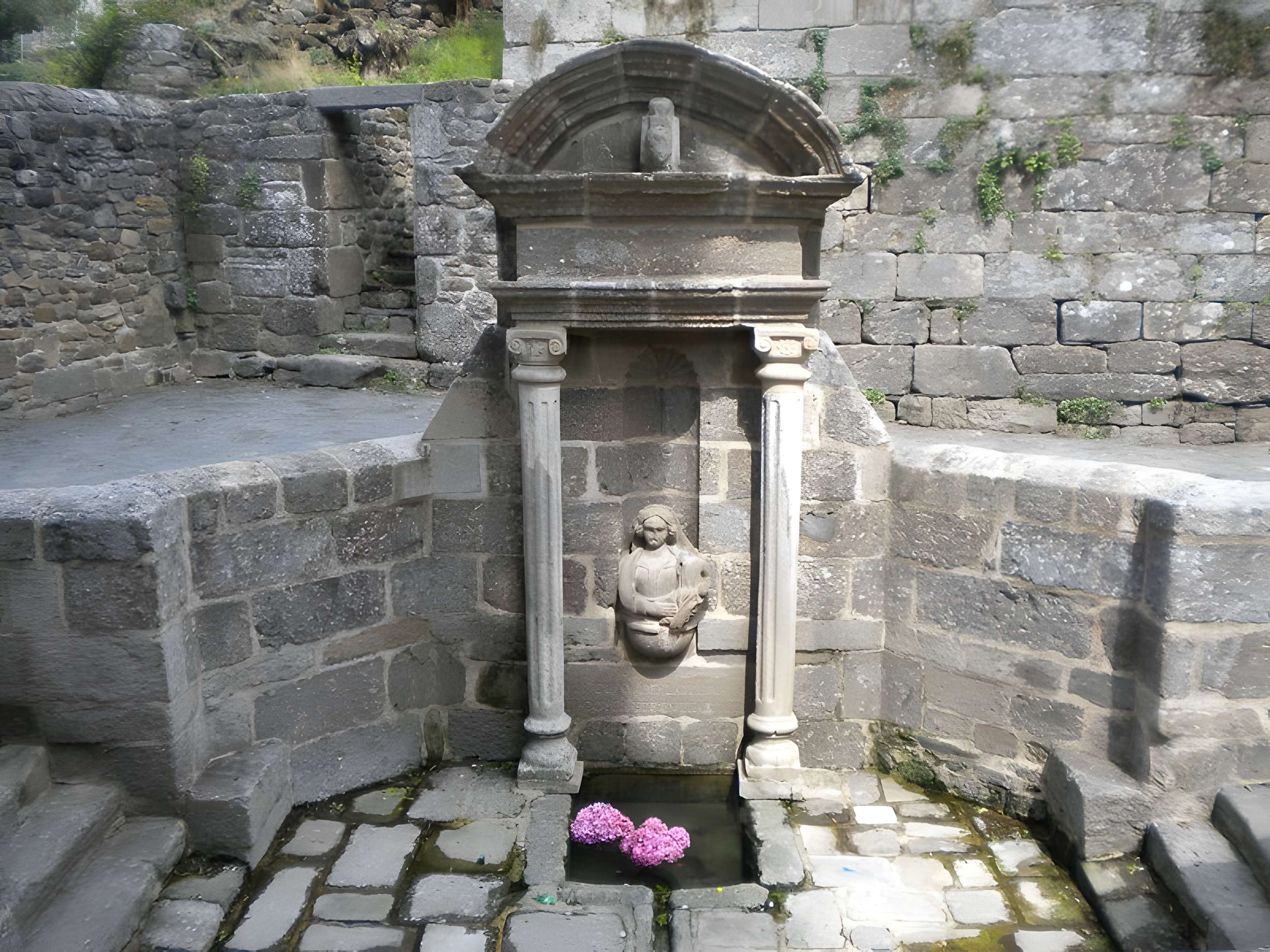 Fontaine du xvie siècle de Rostrenen 