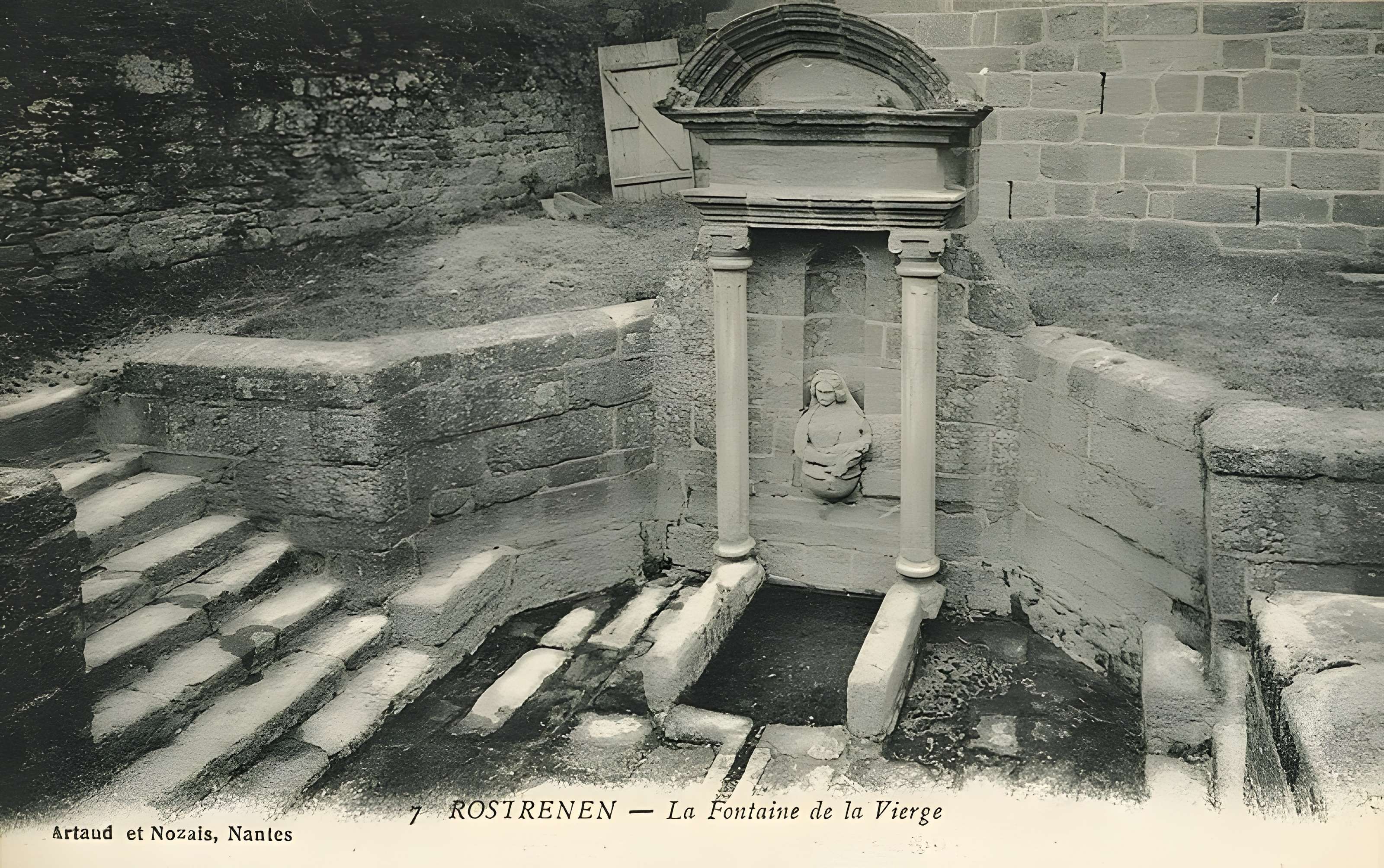Fontaine du xvie siècle de Rostrenen