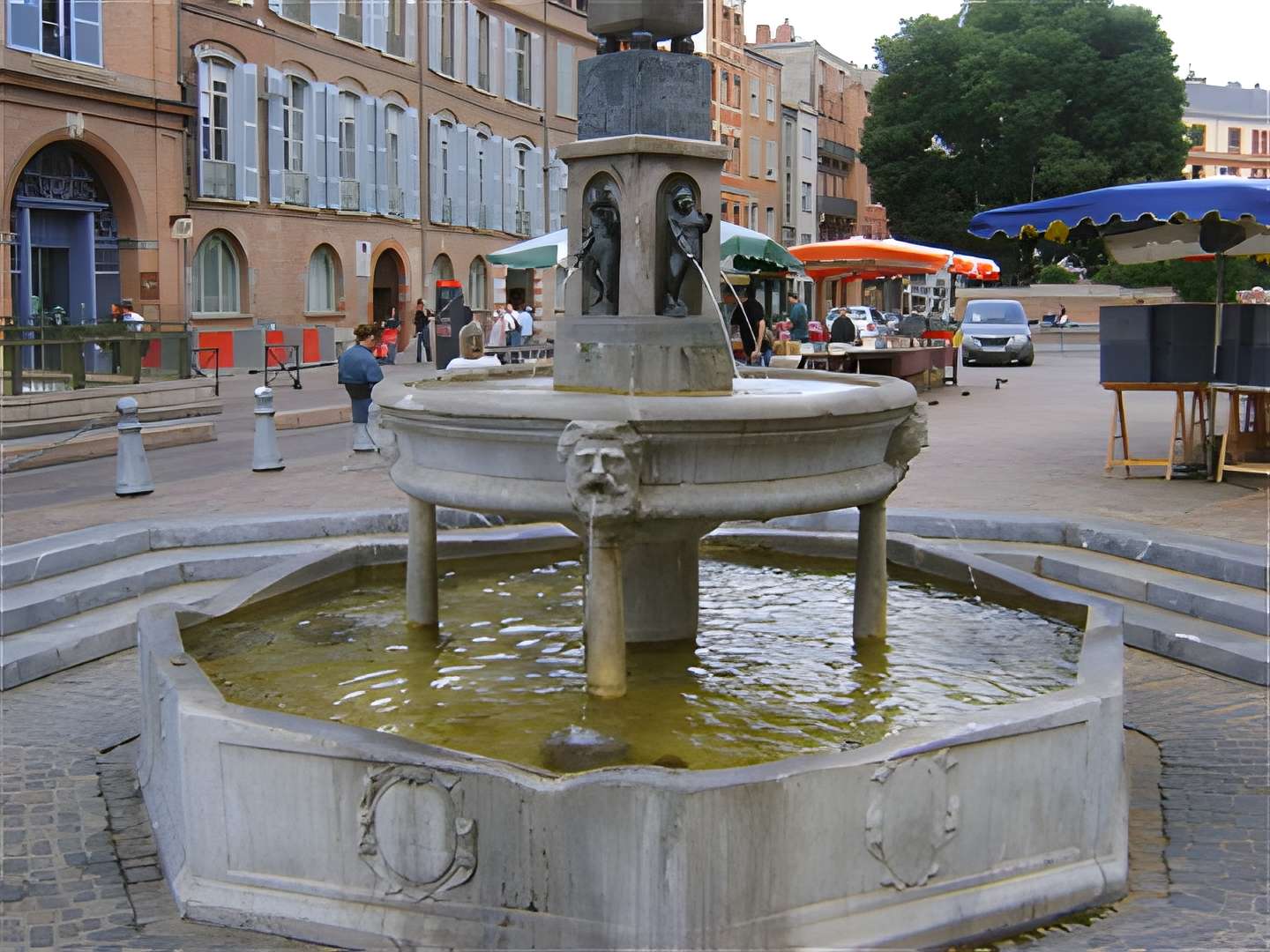 Fontaine Place Saint-Étienne à Toulouse 