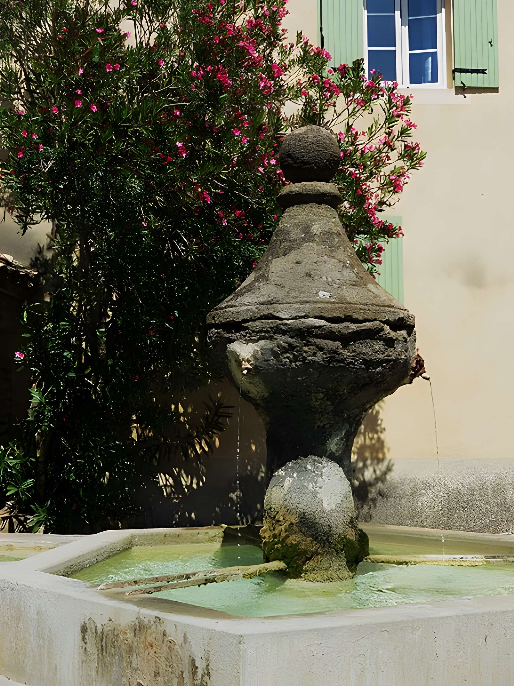 Fontaine publique de Rochegude