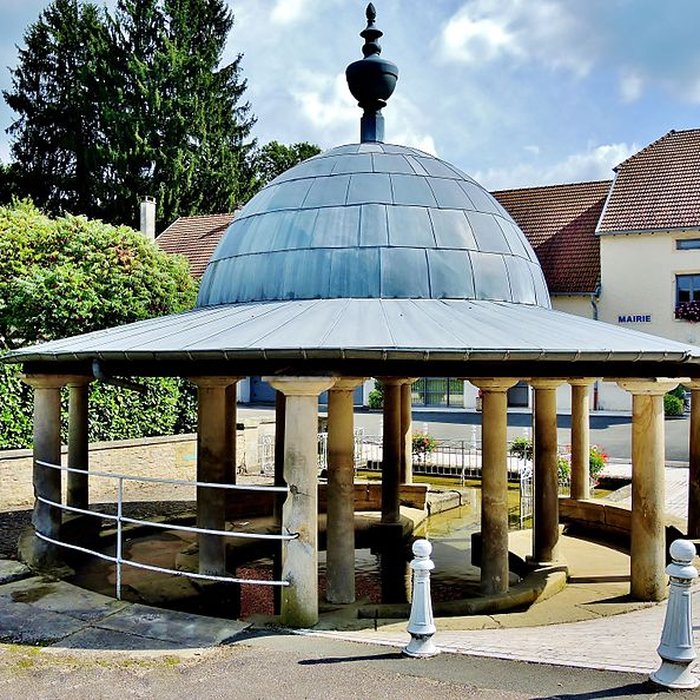 Photo de Fontaine-lavoir de Fontenois-lès-Montbozon