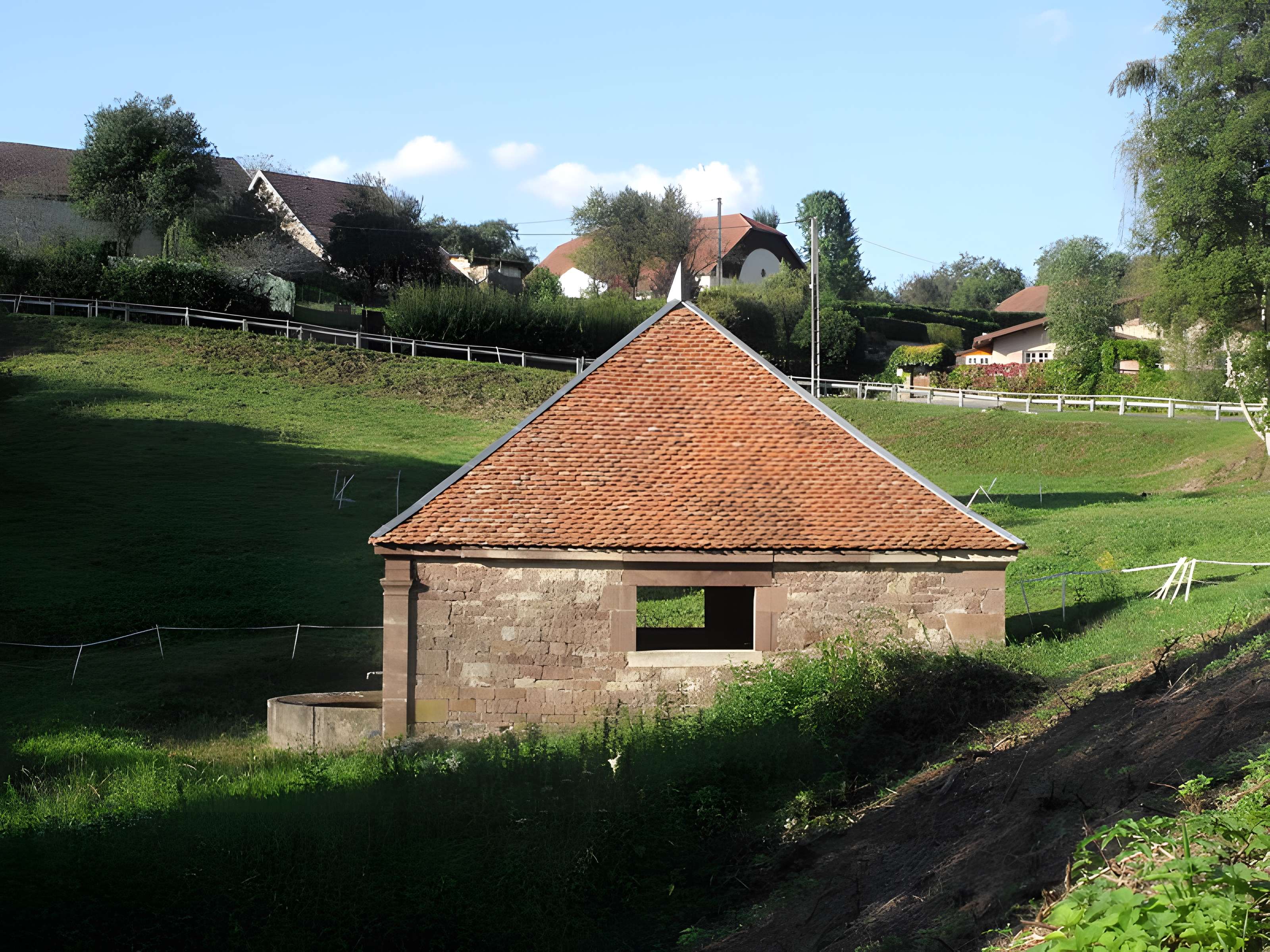 Fontaine-lavoir de Lomont