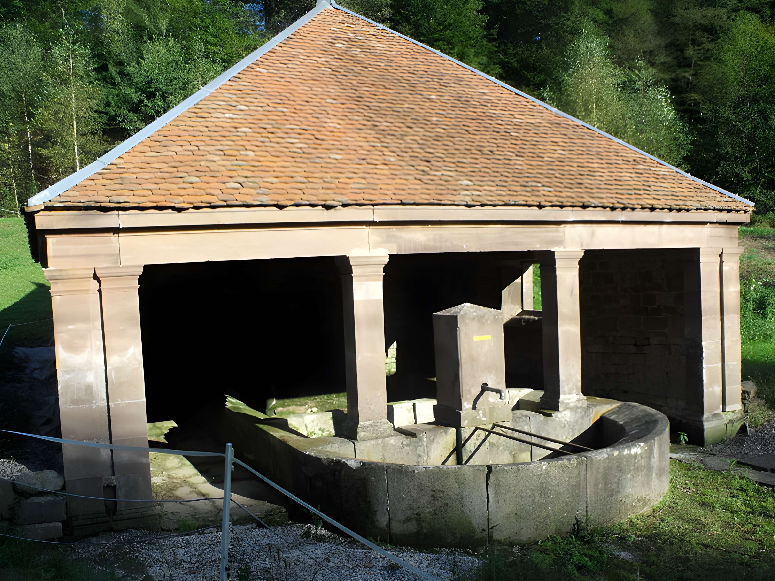 Fontaine-lavoir de Lomont