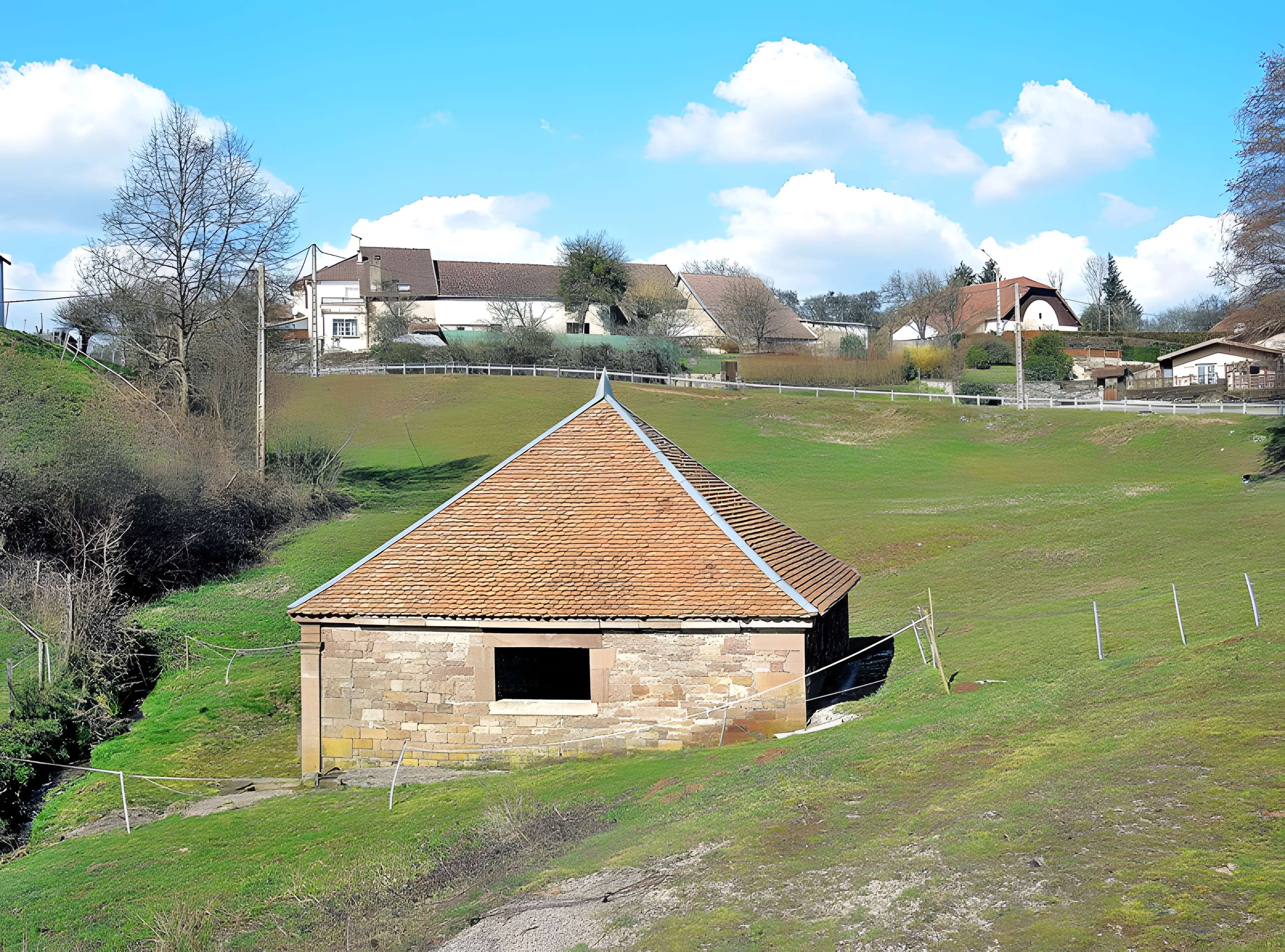 Fontaine-lavoir de Lomont