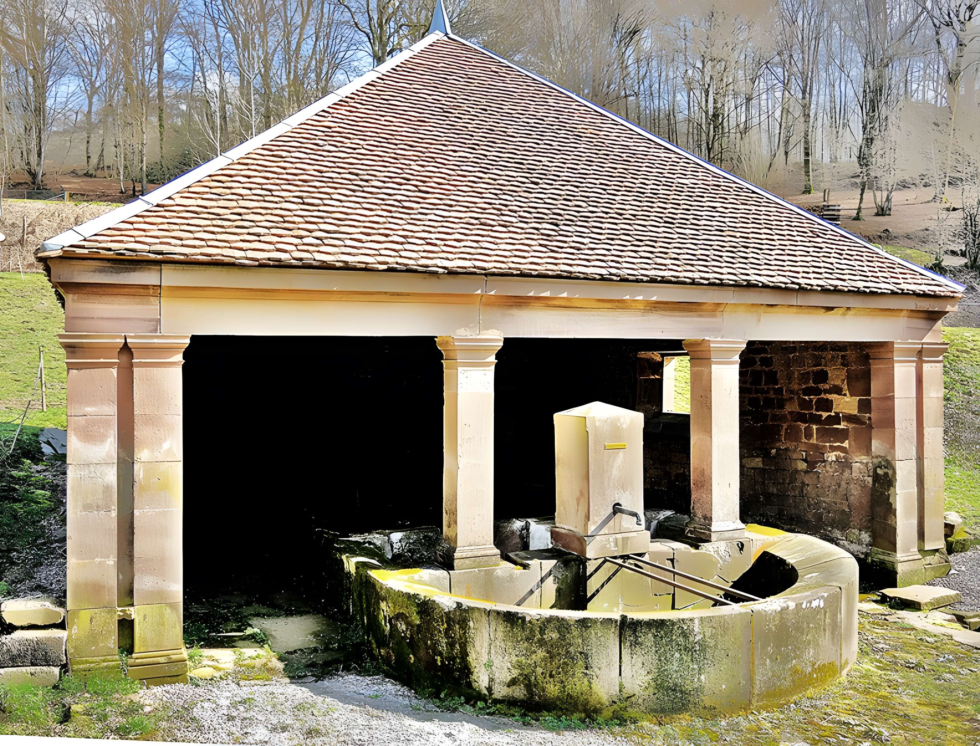 Fontaine-lavoir de Lomont