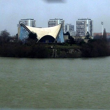 Centre sportif municipal de Saint-Ouen situé sur le site de lIle des Vannes