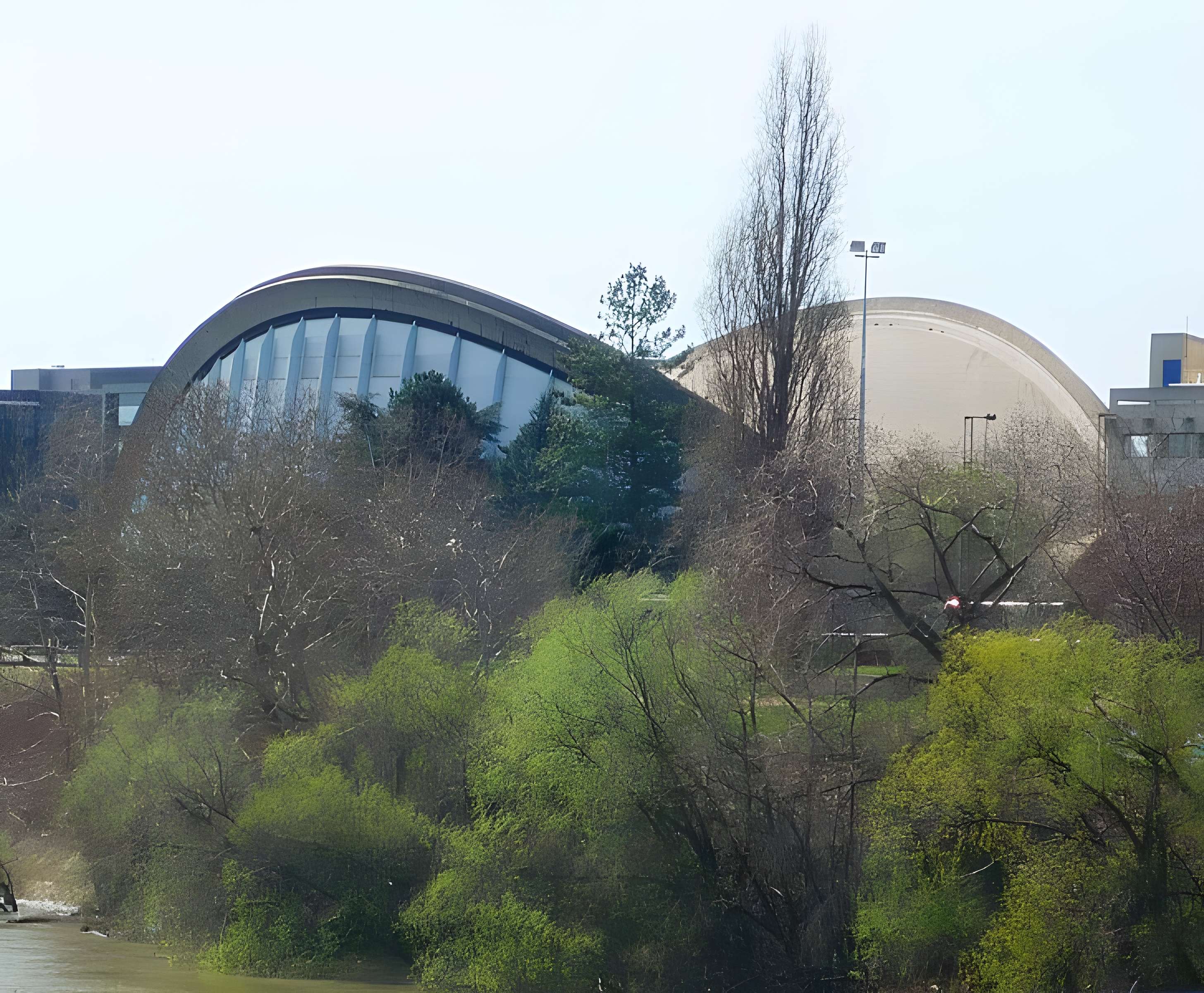 Centre sportif municipal de Saint-Ouen situé sur le site de l'Ile des Vannes
