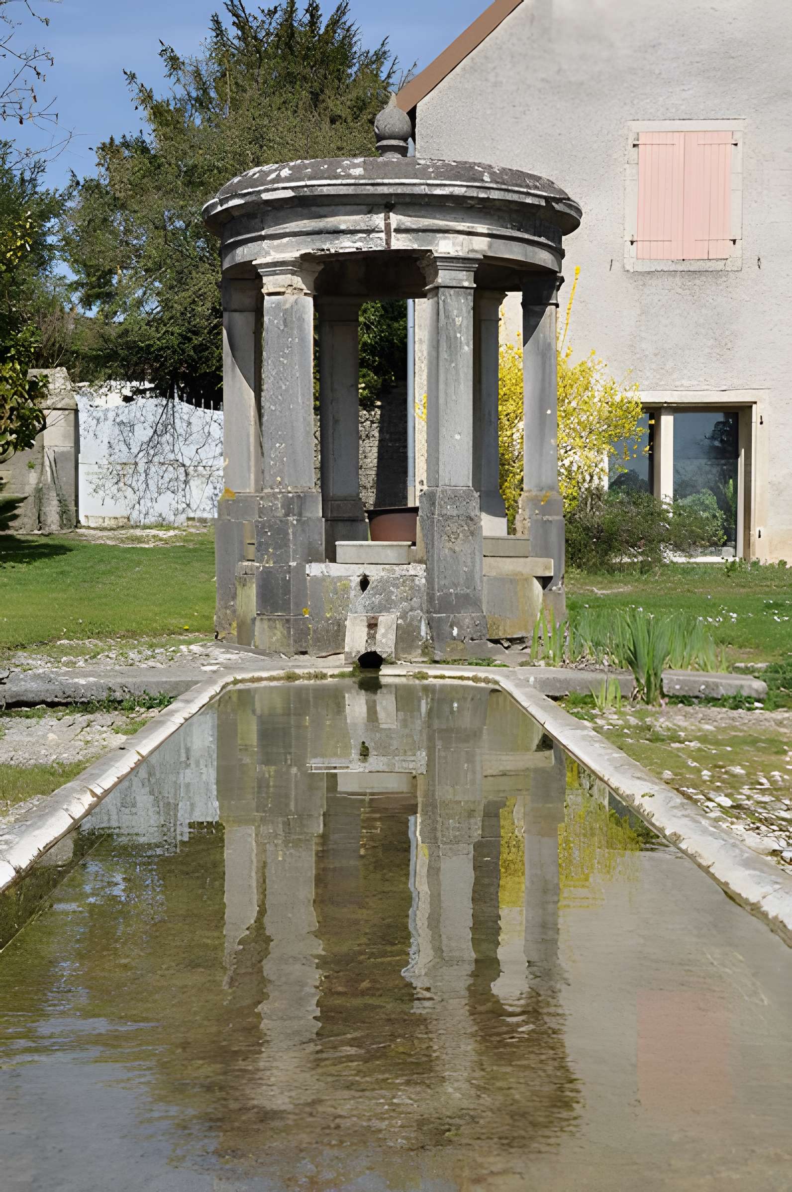 Fontaine-lavoir de Montagney