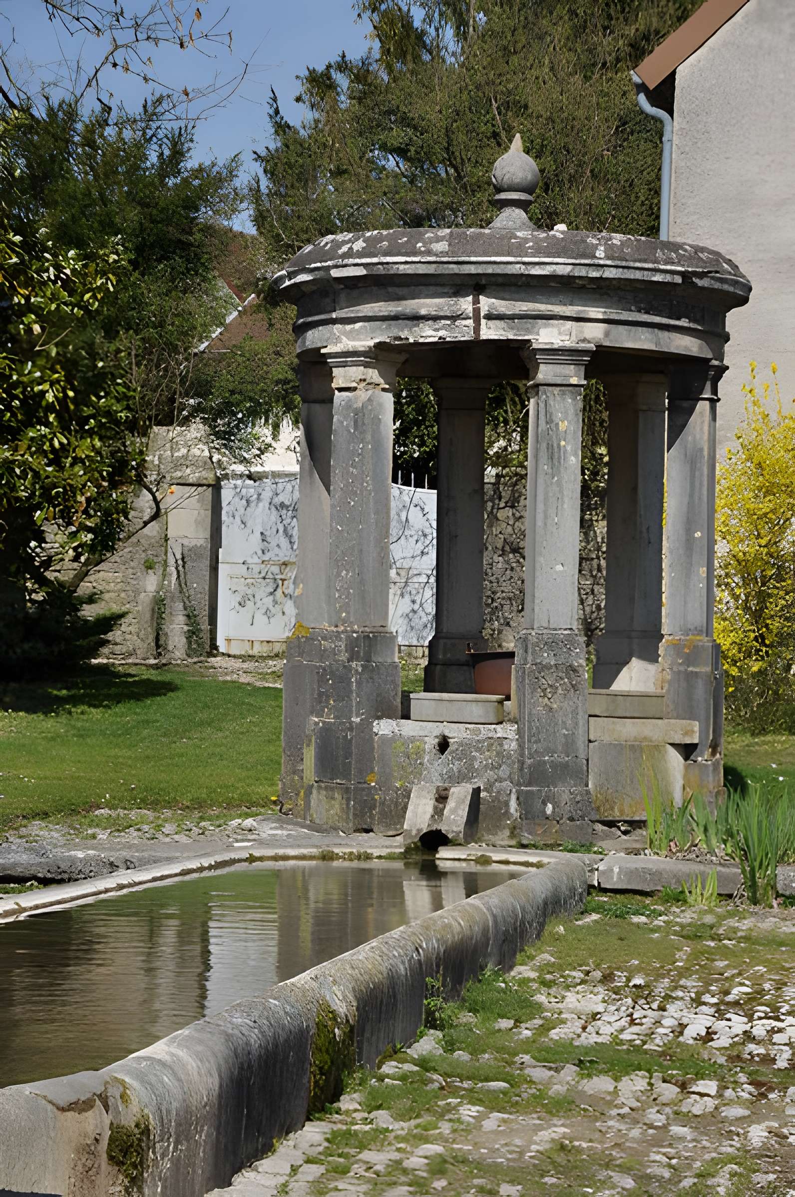 Fontaine-lavoir de Montagney