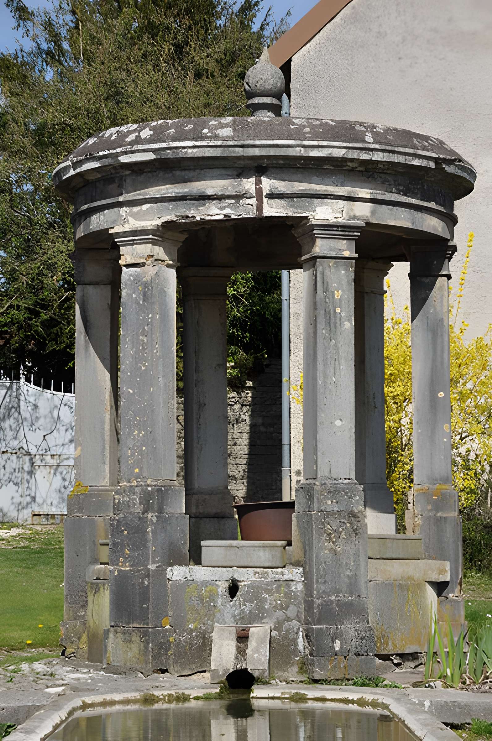 Fontaine-lavoir de Montagney
