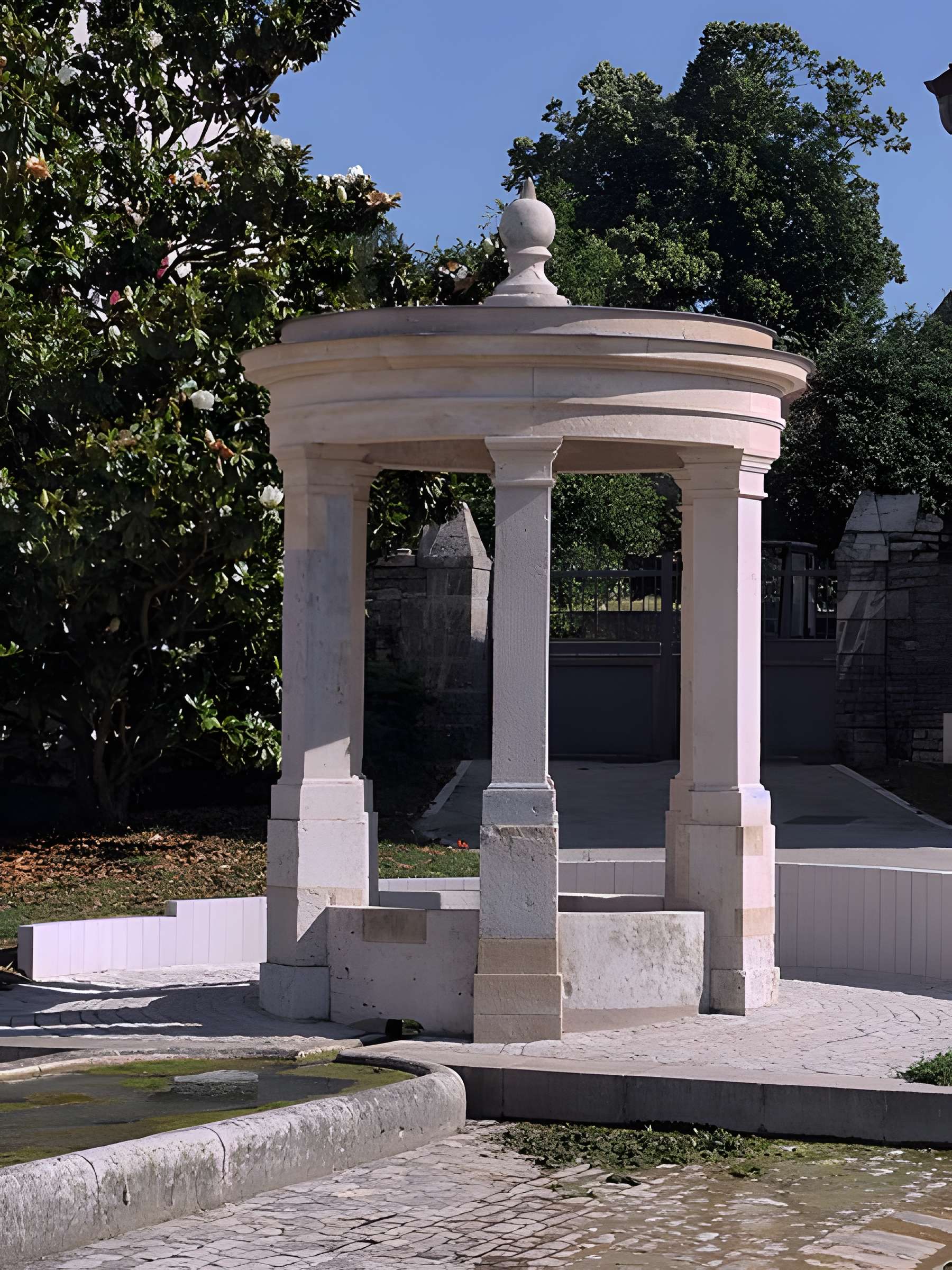 Fontaine-lavoir de Montagney