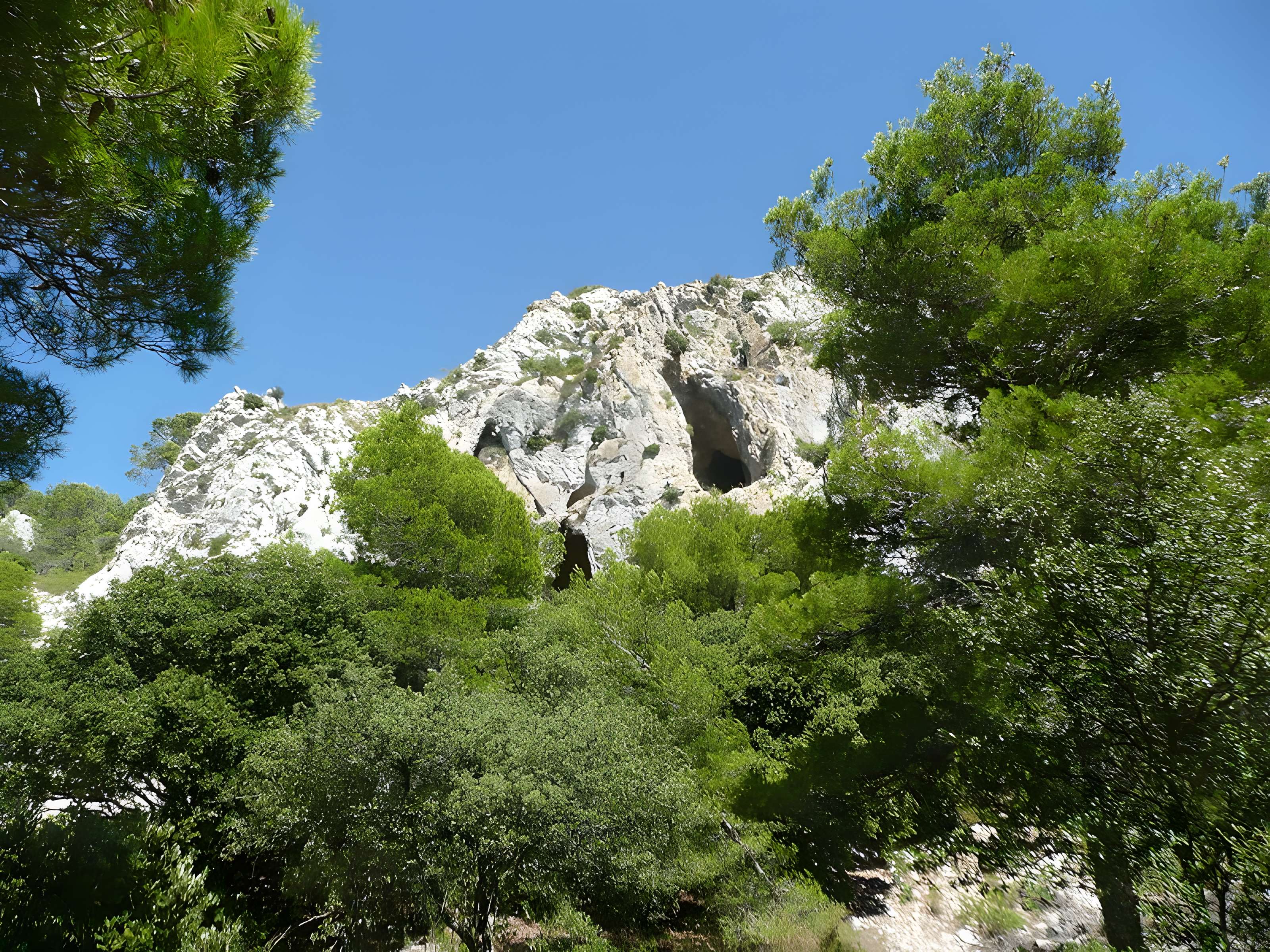 Grotte d'habitation et abri sous roche de la Crouzade à Gruissan 