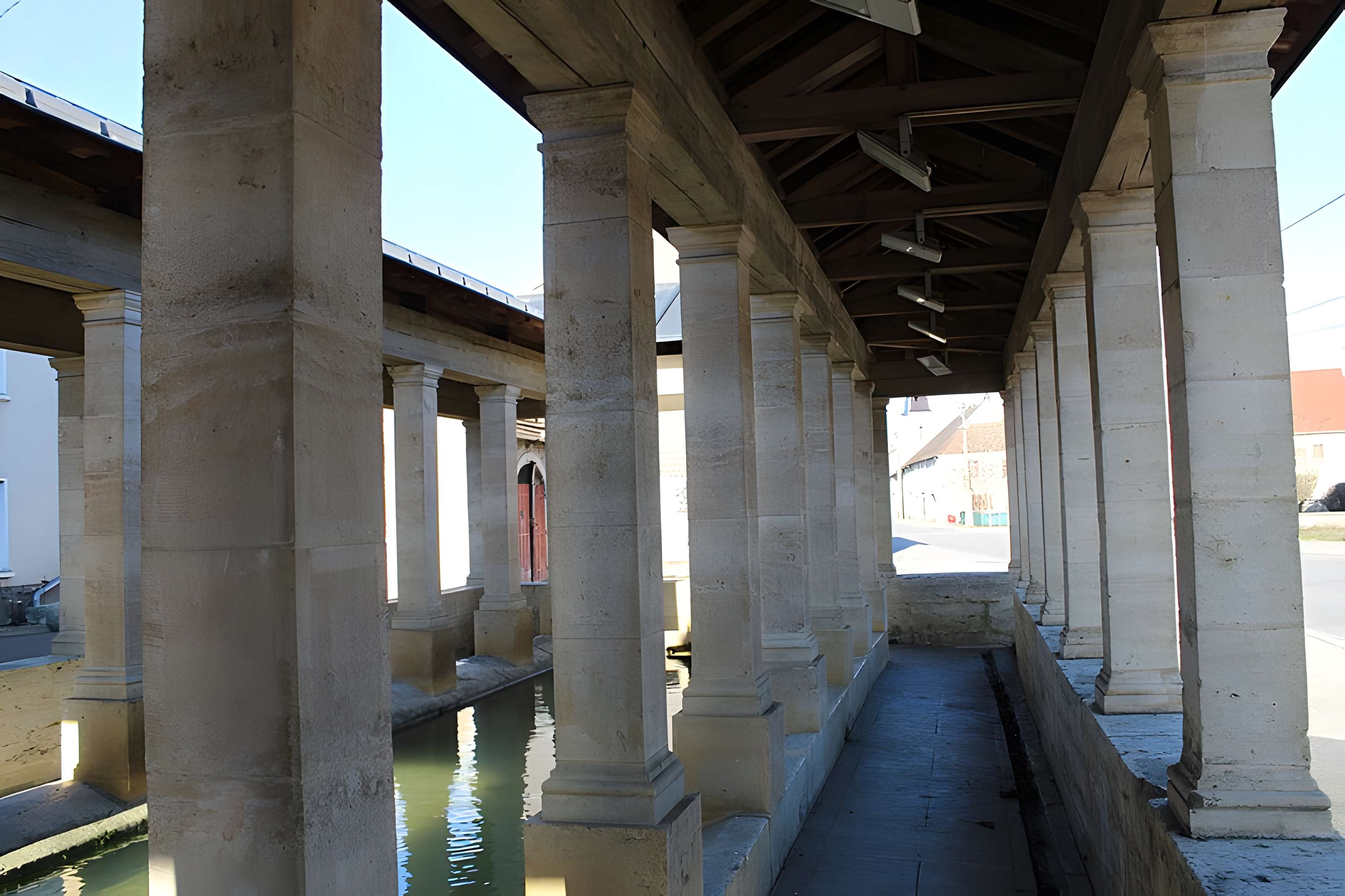 Fontaine-lavoir sud d'Oyrières