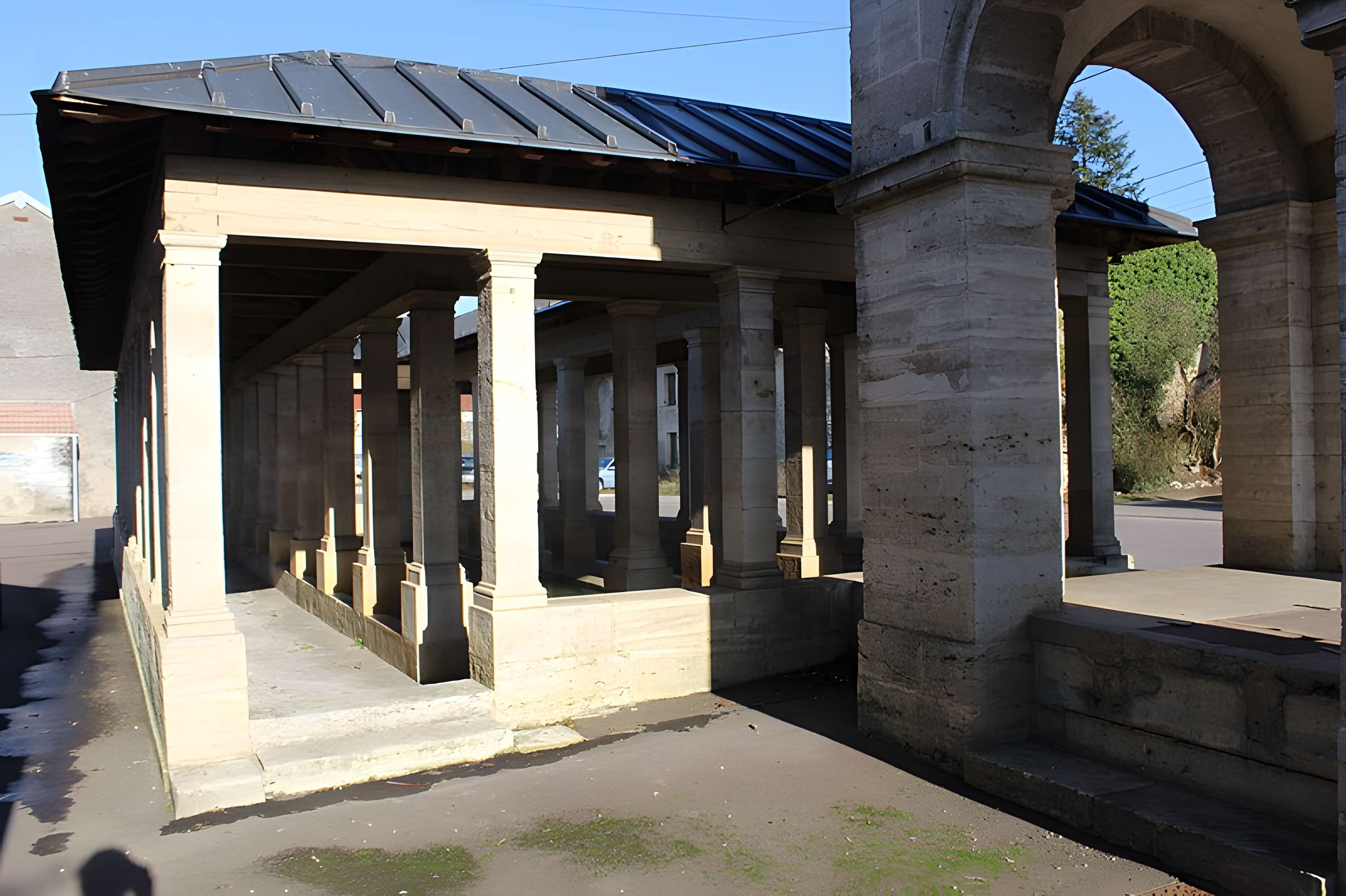 Fontaine-lavoir sud d'Oyrières