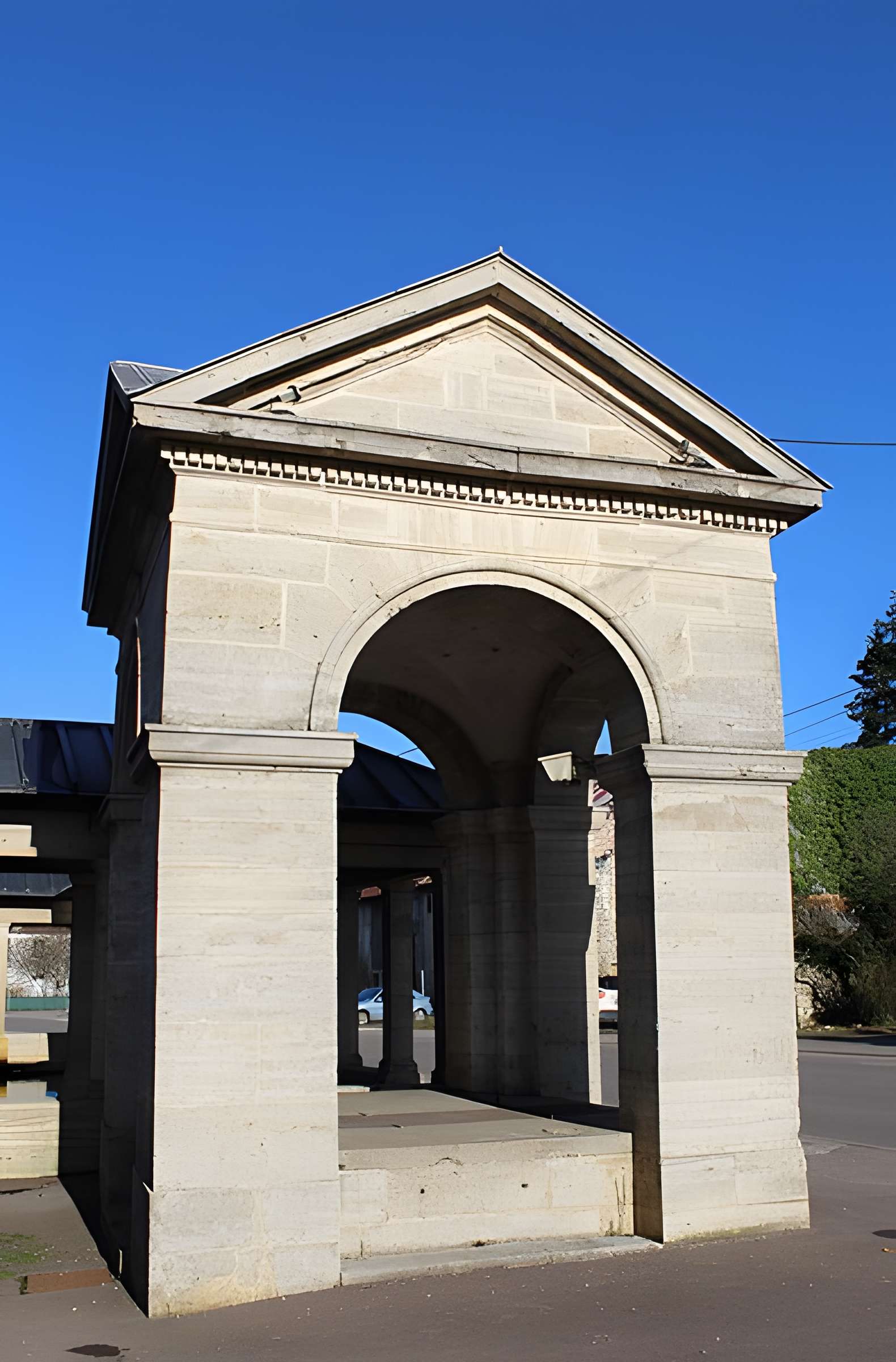 Fontaine-lavoir sud d'Oyrières
